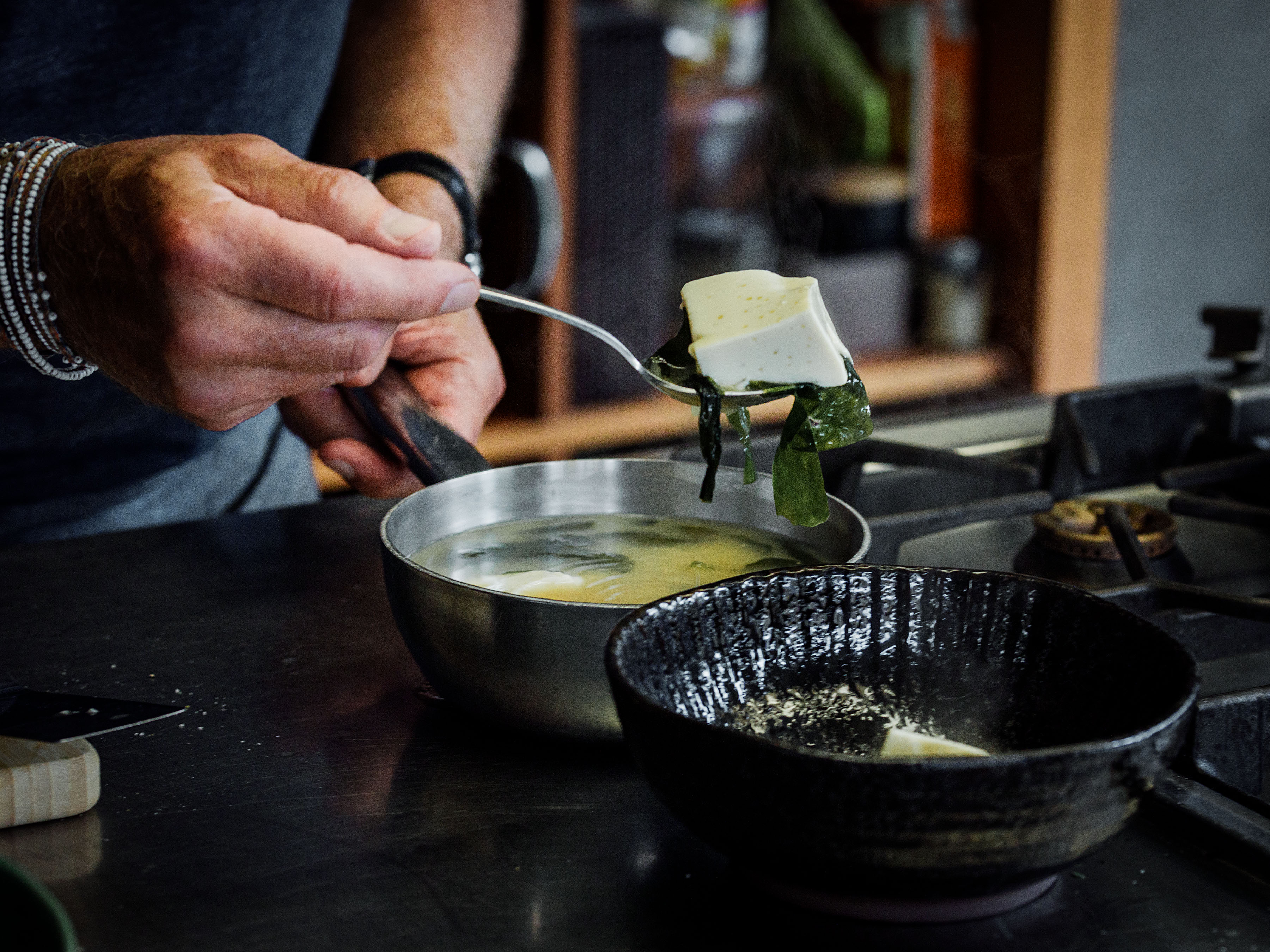 Schritt 2: Die Misosuppe sofort anrichten und servieren.