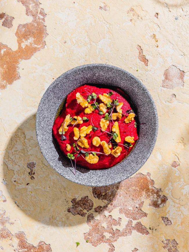 Rote-Bete-Hummus mit gerösteten Walnüssen Rezept Rote-Bete-Hummus mit gerösteten Walnüssen Rezept