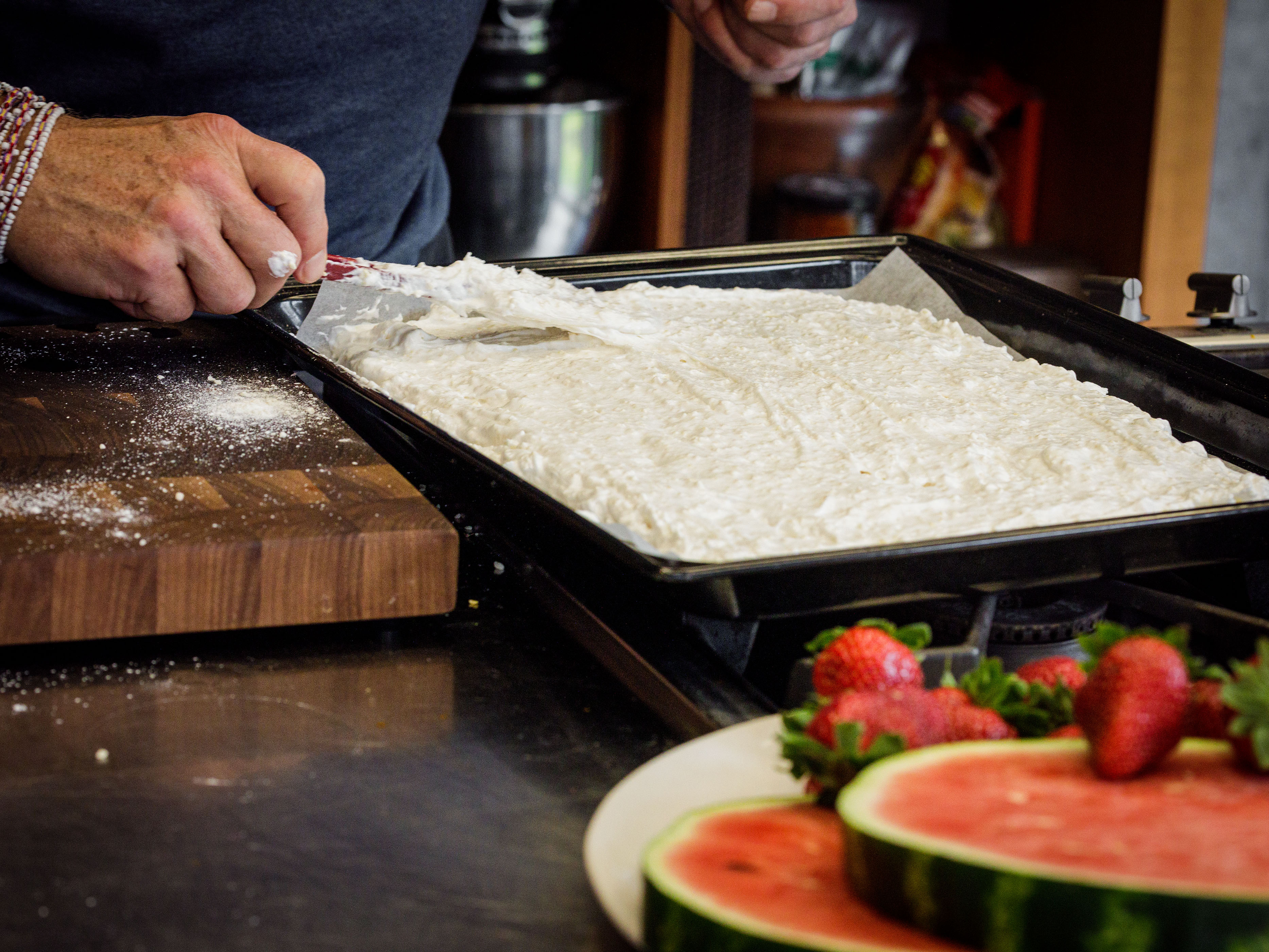 Schritt 1: Die Masse auf ein mit Backpapier ausgelegtes Backblech streichen
