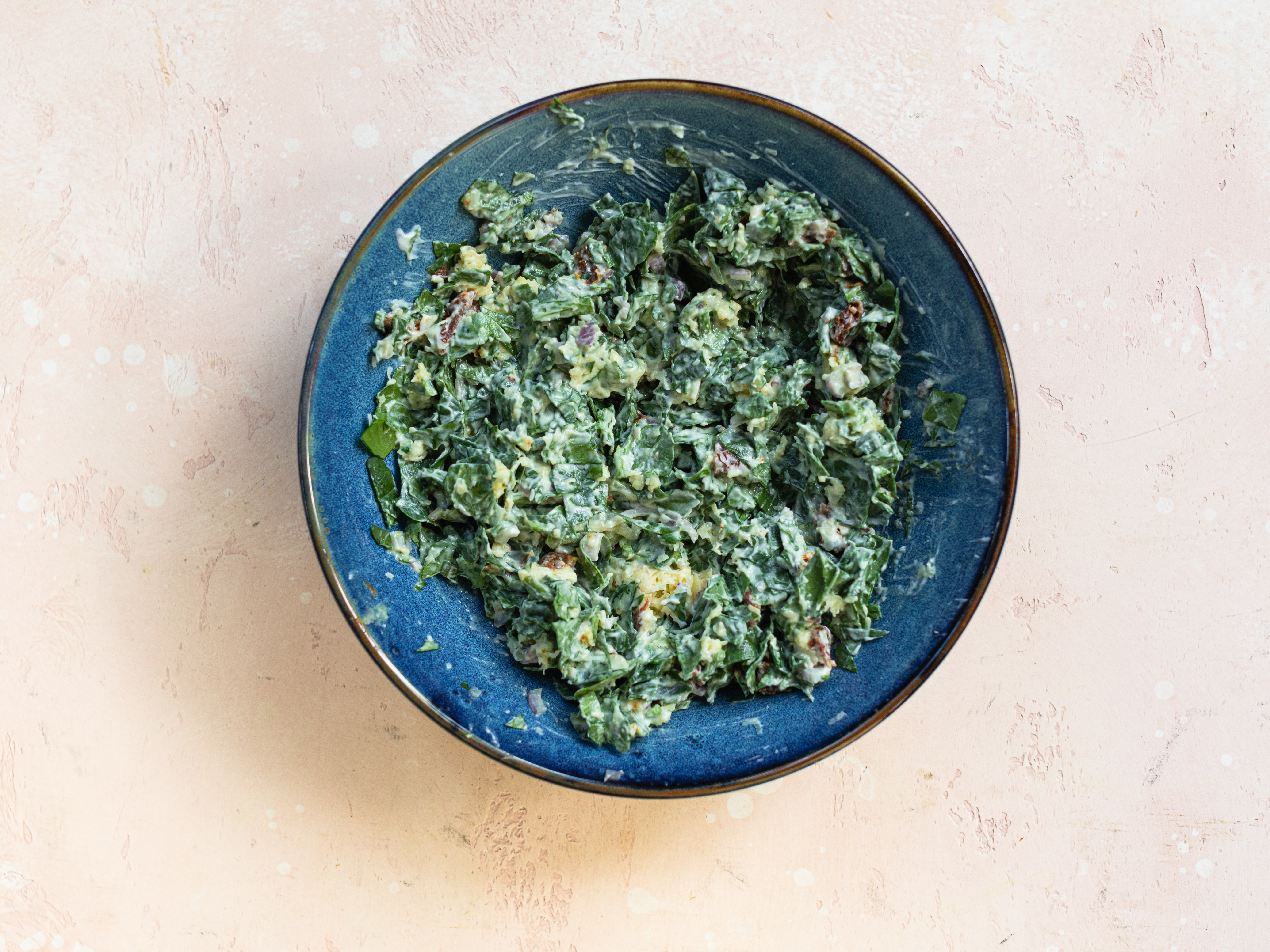 Schritt 2: Alles zusammen mit Crème fraîche oder Sauerrahm und dem Käse in eine Schüssel geben