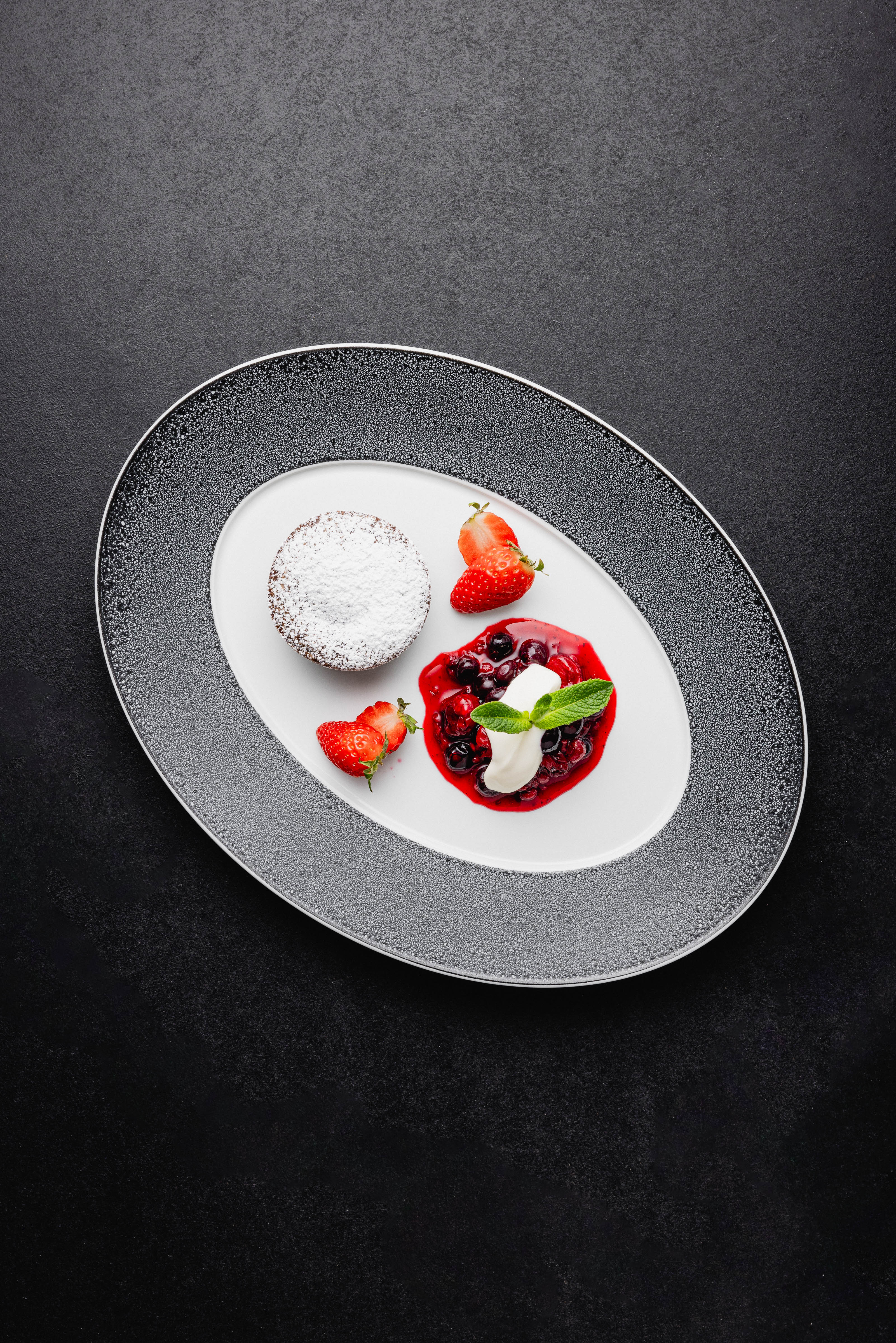 Schokoladenküchlein mit geschmolzenem Kern, marinierte Beeren Rezept