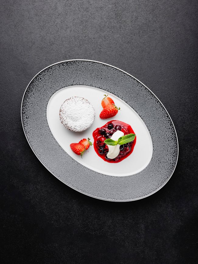 Schokoladenküchlein mit geschmolzenem Kern, marinierte Beeren Rezept Schokoladenküchlein mit geschmolzenem Kern, marinierte Beeren Rezept