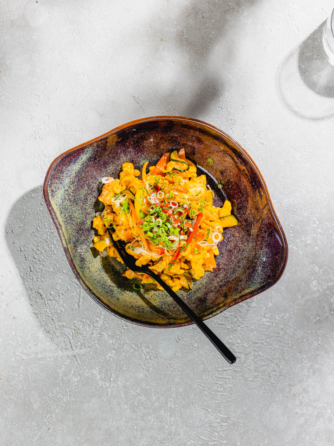 Curry-Spätzle mit Kokosmilch, Asia-Gemüse und Poulet Rezept