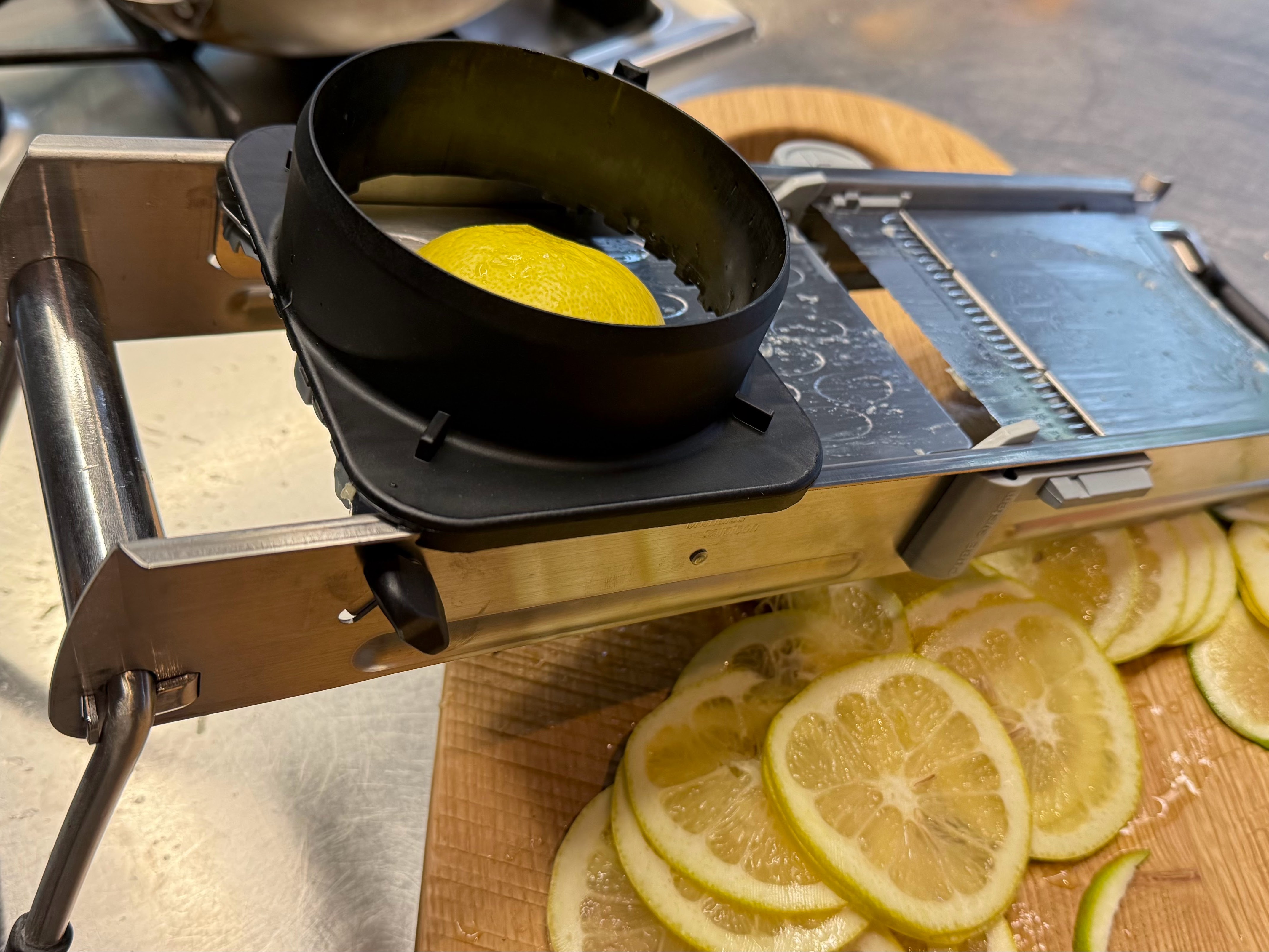 Schritt 1: Zitrusfrüchte für Grapefruit Carpaccio mit spicy Zitrus-Dressing vorbereiten und aromatisch schmoren  