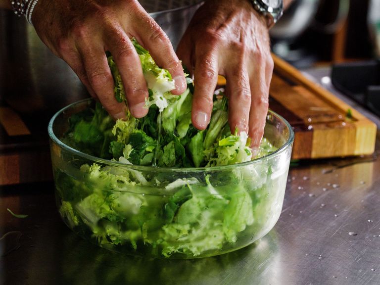 Schritt 1:  Salat für den grünen Salat mit Vinaigrette waschen 