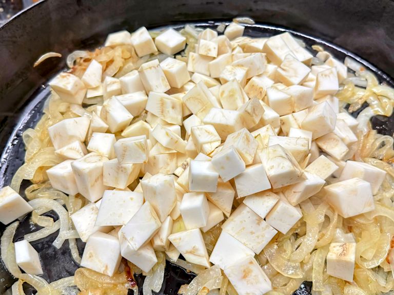 Schritt 1: Vorbereitung der Pilze für Pilz Ragout und Anbraten der Gemüsebasis Schritt 1: Vorbereitung der Pilze für Pilz Ragout und Anbraten der Gemüsebasis