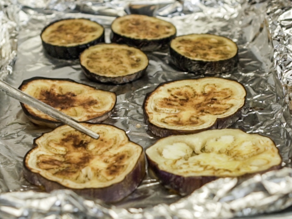 Schritt 2: Auberginen für Auberginen mit Büffelmozzarella backen 