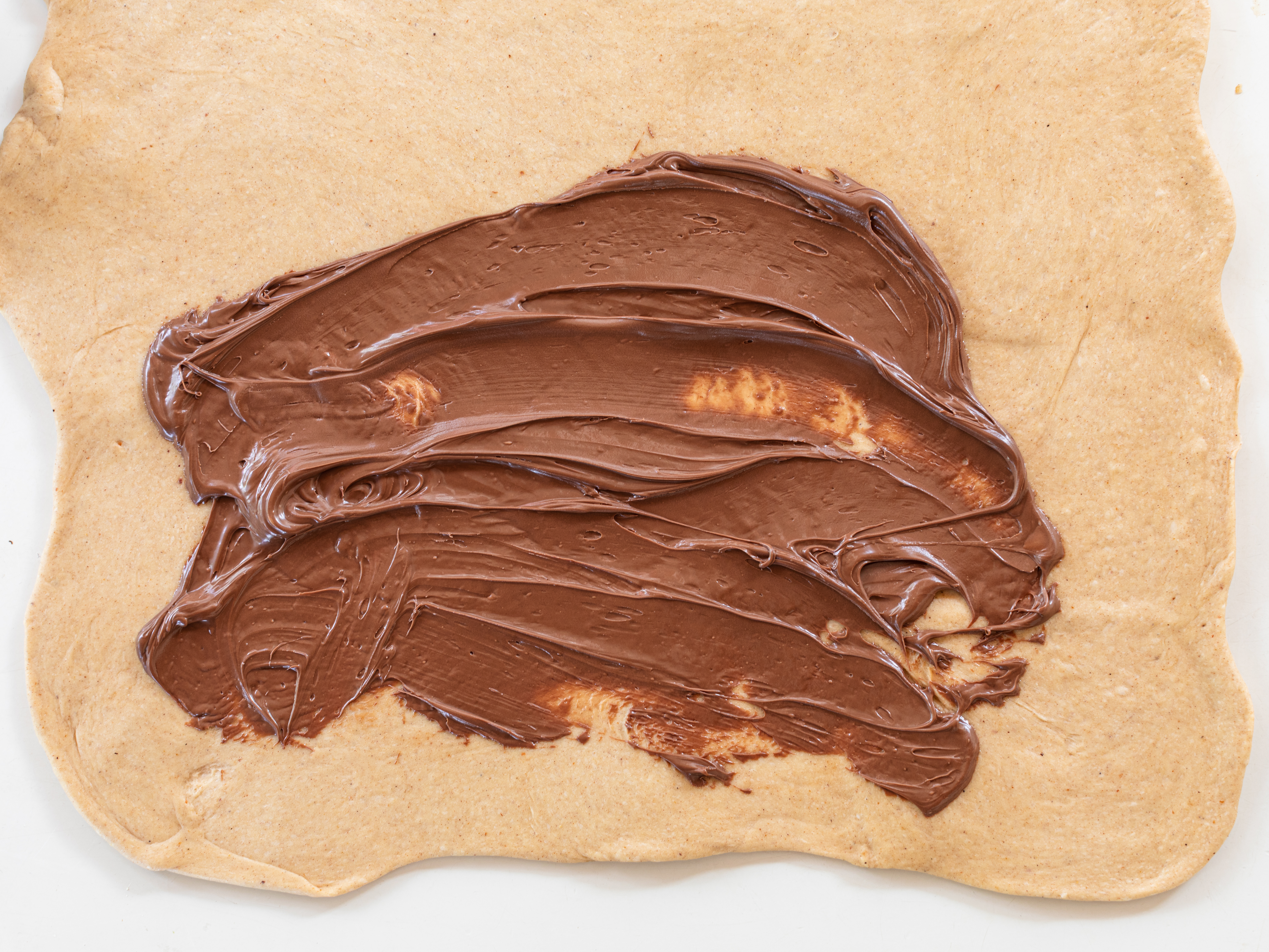 Schritt 2: Teig für Schoko-Haselnuss Zopf ausrollen und füllen