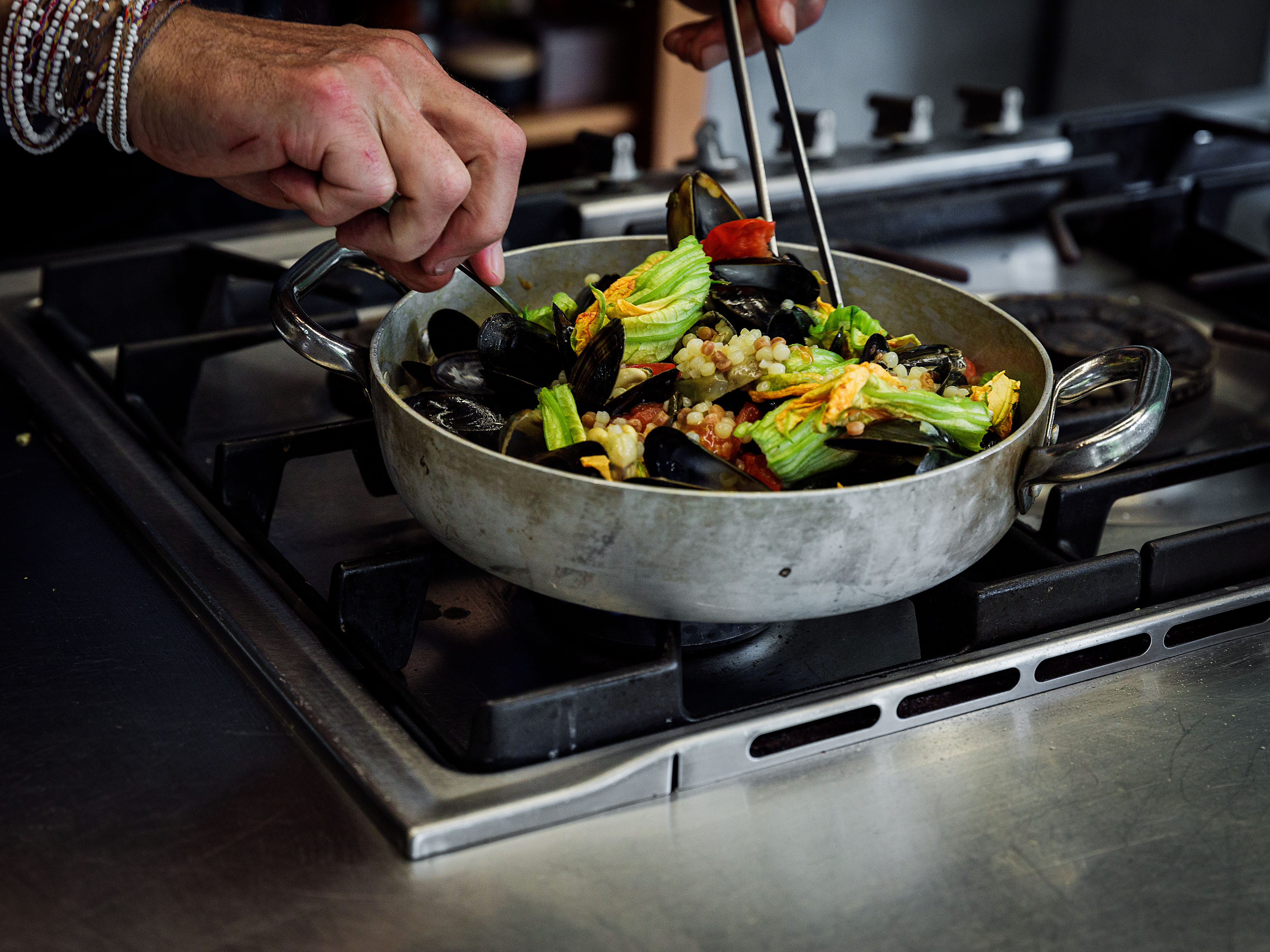 Schritt 4: Zum Servieren Petersilie und Zucchiniblüten untermischen und abschmecken