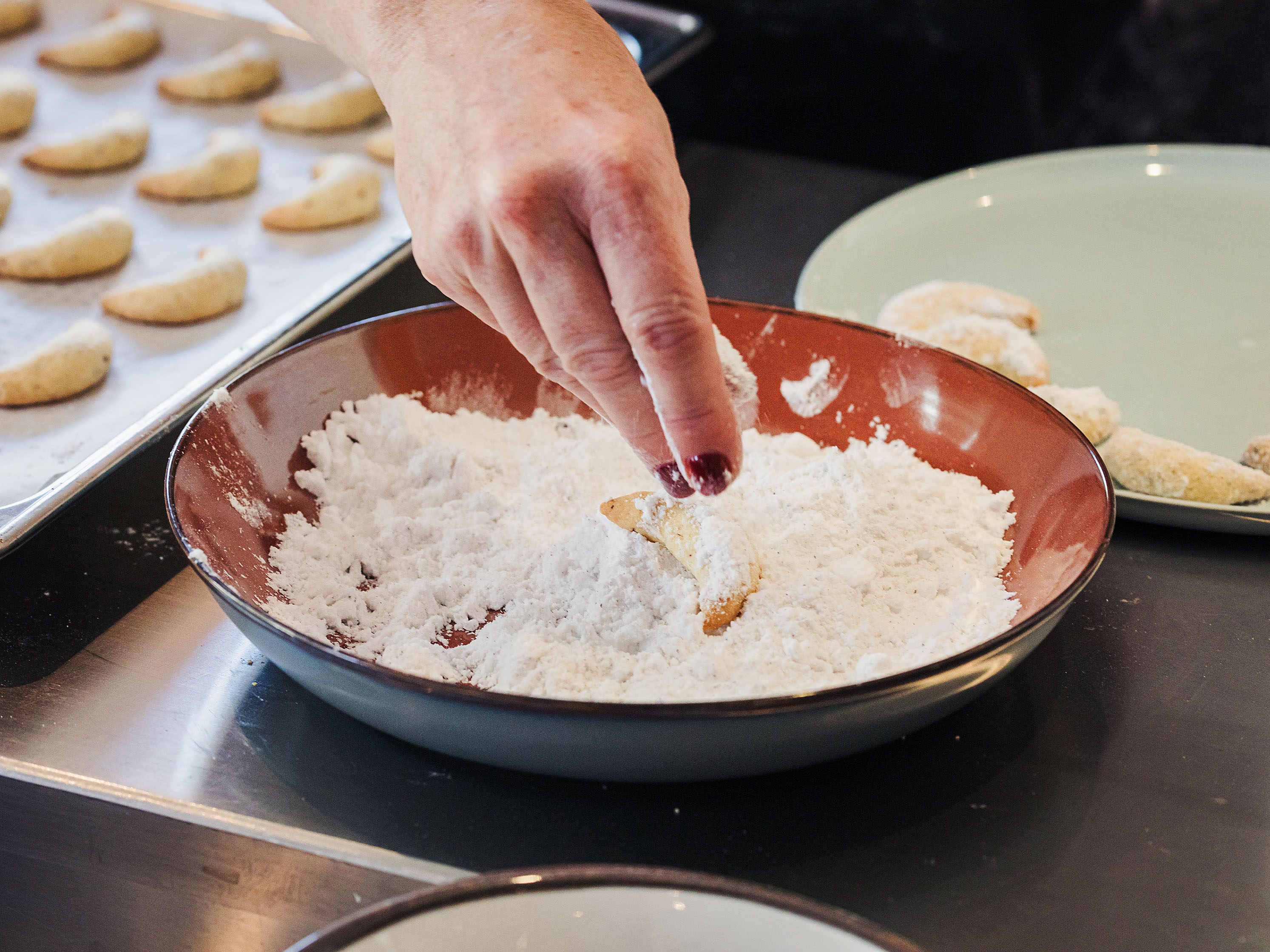 Schritt 4: Den Puderzucker mit dem Vanillezucker mischen und die noch heissen Kipferl vorsichtig darin wälzen