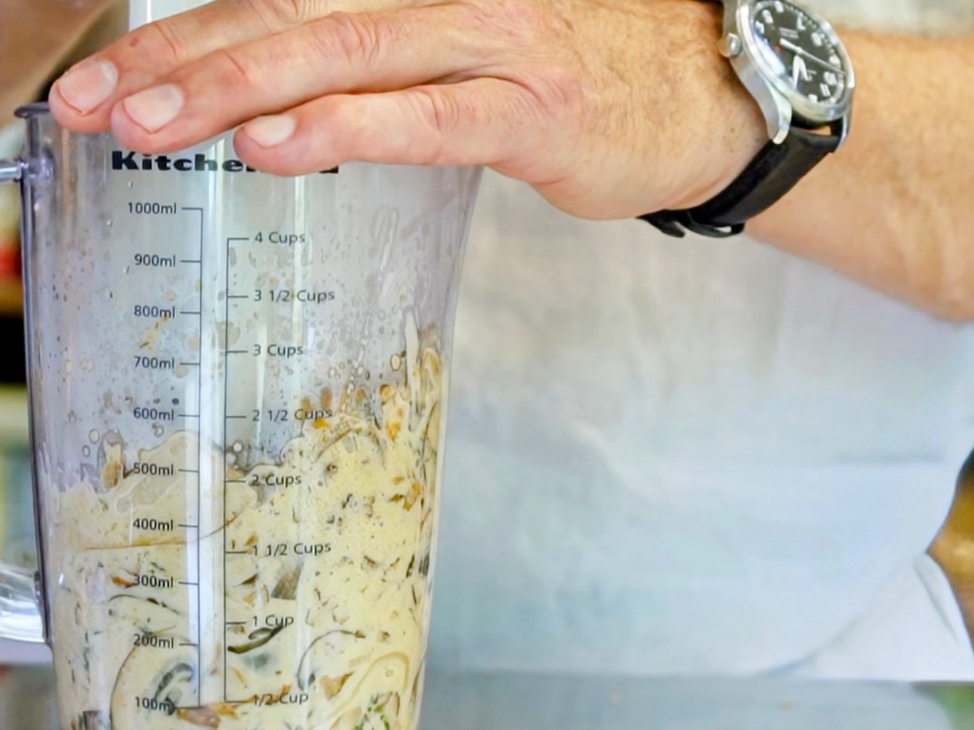 Schritt 1: Zubereitung der Pilzcreme für Artischocken Pilz Bruschetta  