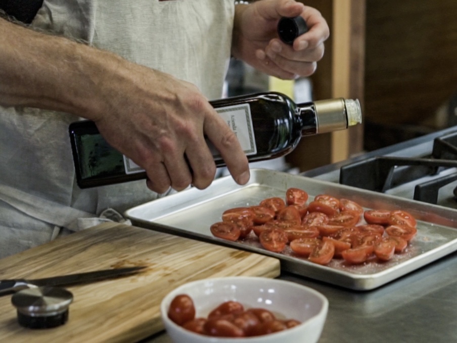 Schritt 1: Tomaten für Auberginen mit Büffelmozzarella rösten