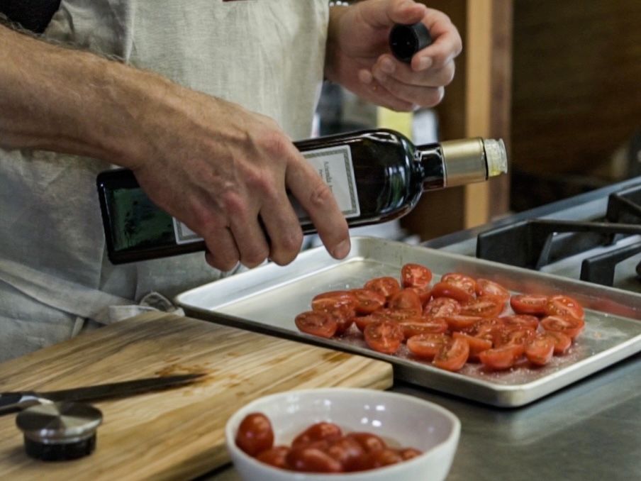 Schritt 1: Tomaten für Auberginen mit Büffelmozzarella rösten
