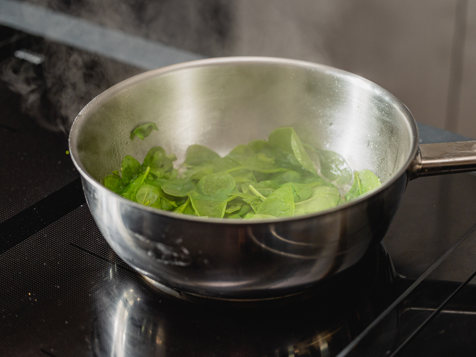 Schritt 1: Den Spinat hinzufügen und kurz mitdünsten, bis er zusammengefallen ist.  