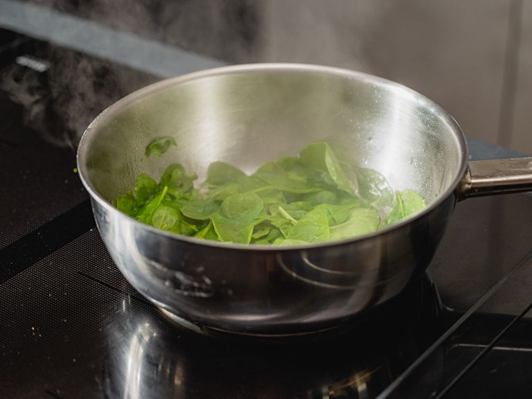 Schritt 1: Den Spinat hinzufügen und kurz mitdünsten, bis er zusammengefallen ist. Schritt 1: Den Spinat hinzufügen und kurz mitdünsten, bis er zusammengefallen ist.