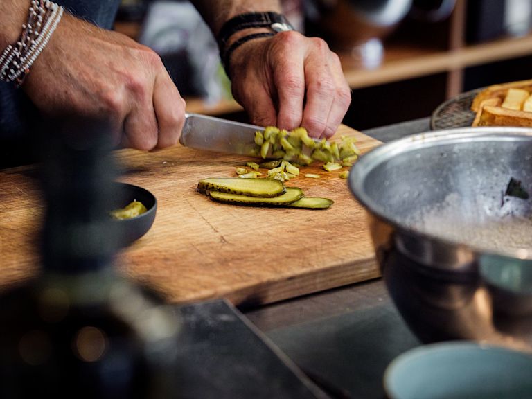 Schritt 2: Cornichons für die Joghurt-Tartarsauce fein schneiden Schritt 2: Cornichons für die Joghurt-Tartarsauce fein schneiden
