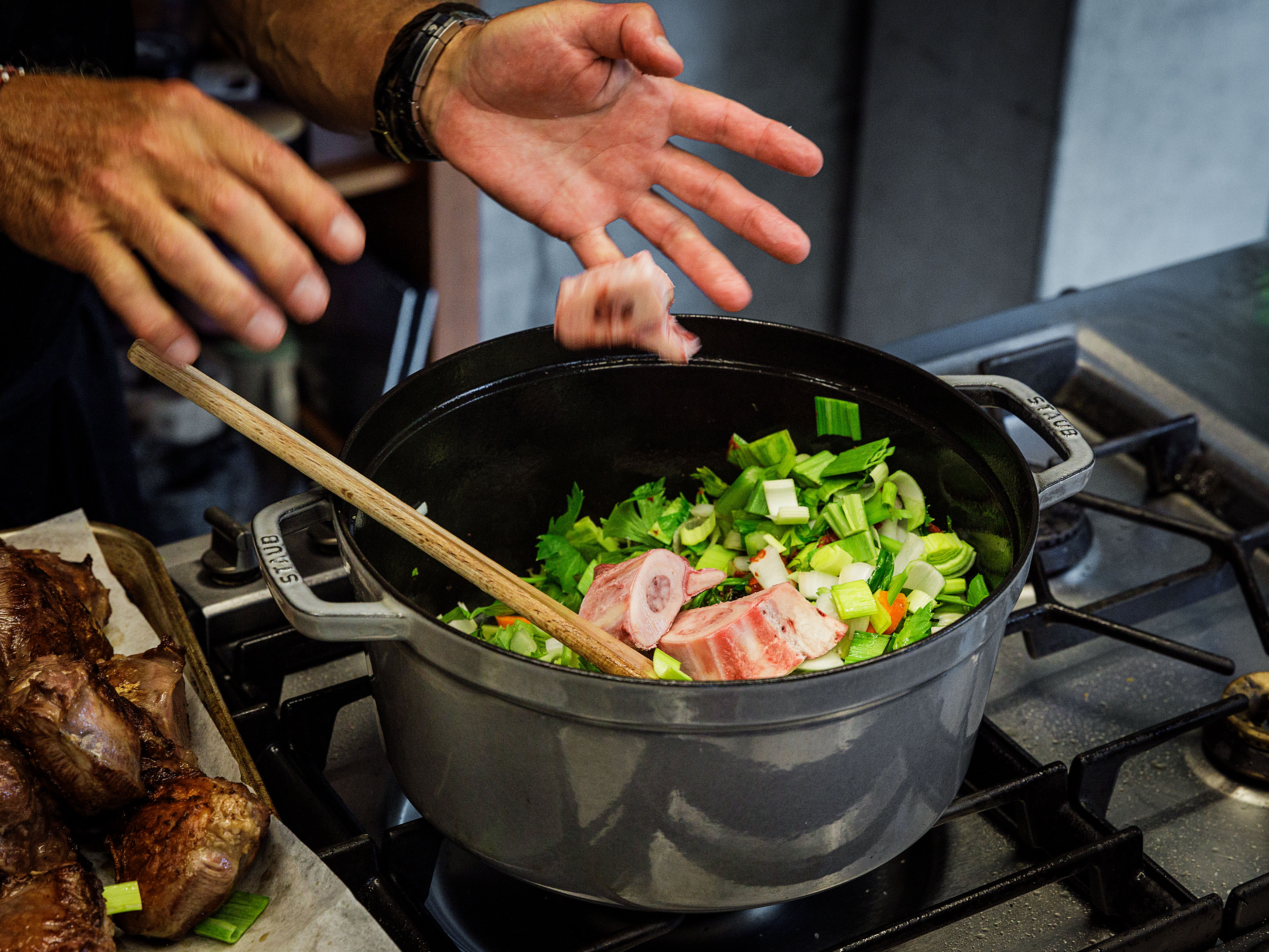 Schritt 3: Kalbsfuss-Scheiben zugeben