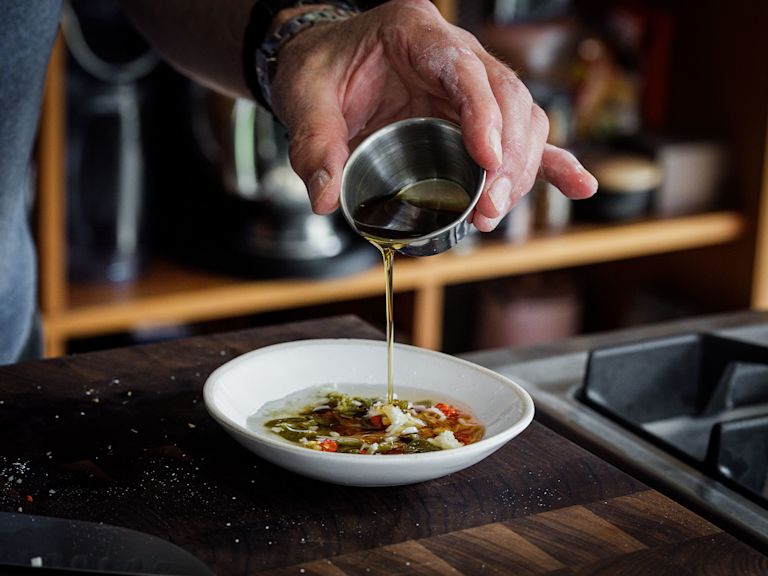 Schritt 2: Chilis, Knoblauch, Essig, Zucker und eine Prise Salz in eine kleine Schüssel geben und dann das Chili- und Sesamöl unterrühren.  Schritt 2: Chilis, Knoblauch, Essig, Zucker und eine Prise Salz in eine kleine Schüssel geben und dann das Chili- und Sesamöl unterrühren.