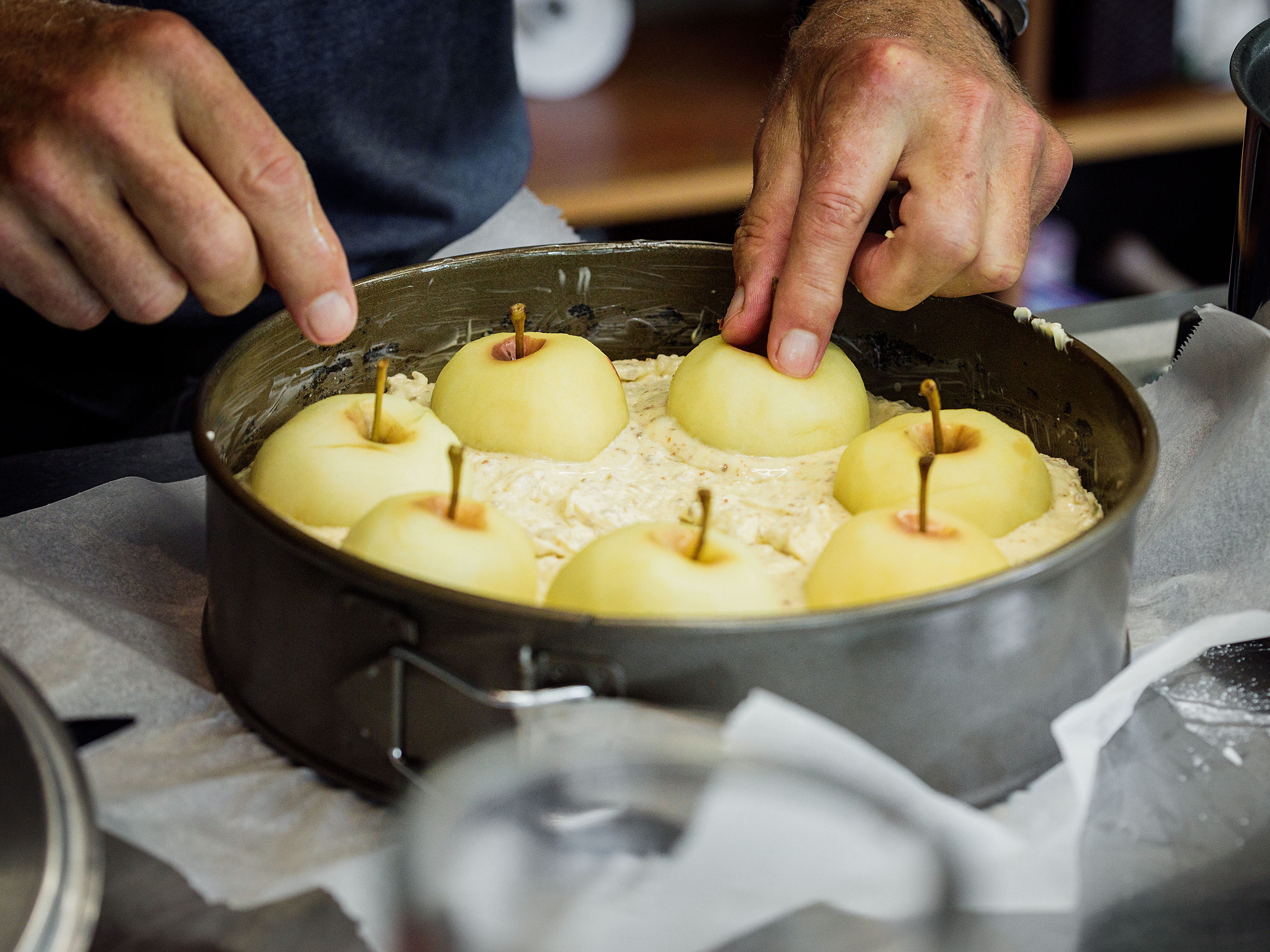 Schritt 2: Die Äpfel in gleichmässigen Abständen am äusseren Rand der Form verteilen