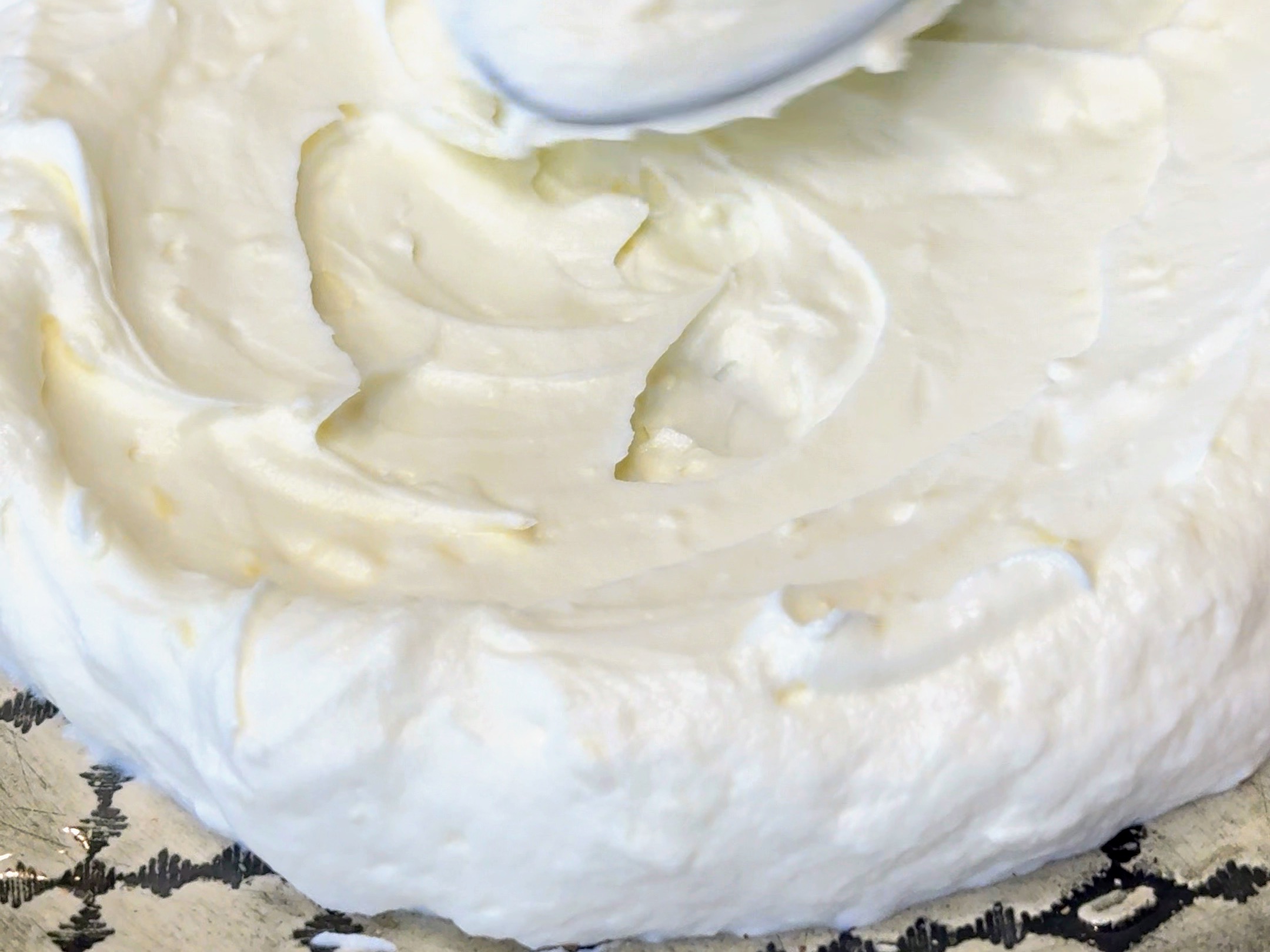  Schritt 3: Gerösteter Rhabarber mit Joghurt Crème (Labneh) anrichten und servieren