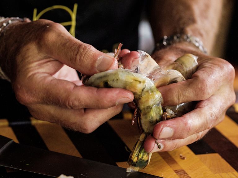 Schritt 2: Die Shrimps von ihrer Schale befreien Schritt 2: Die Shrimps von ihrer Schale befreien