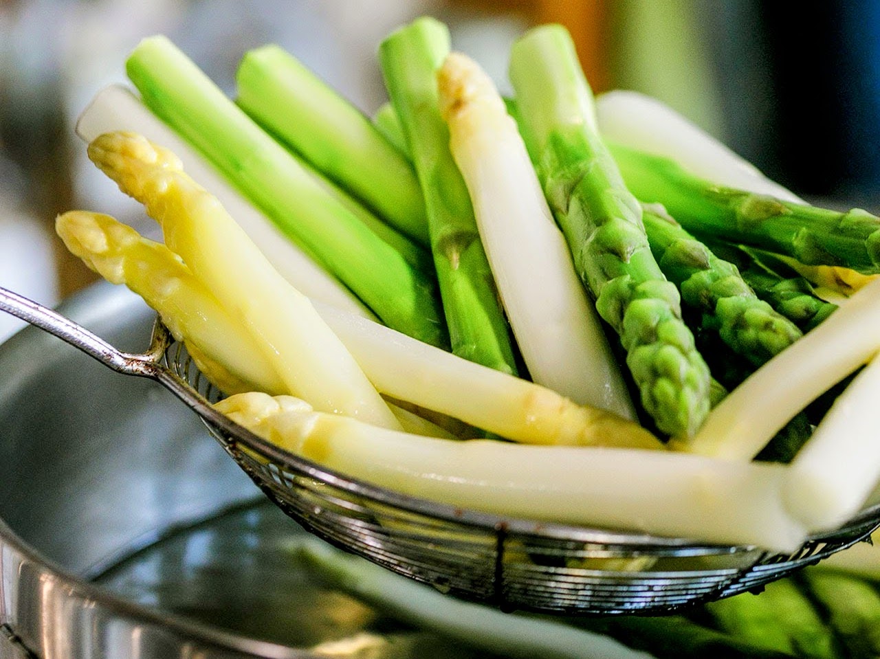 Schritt 2: Spargel blanchieren und Flüssigkeit vorbereiten