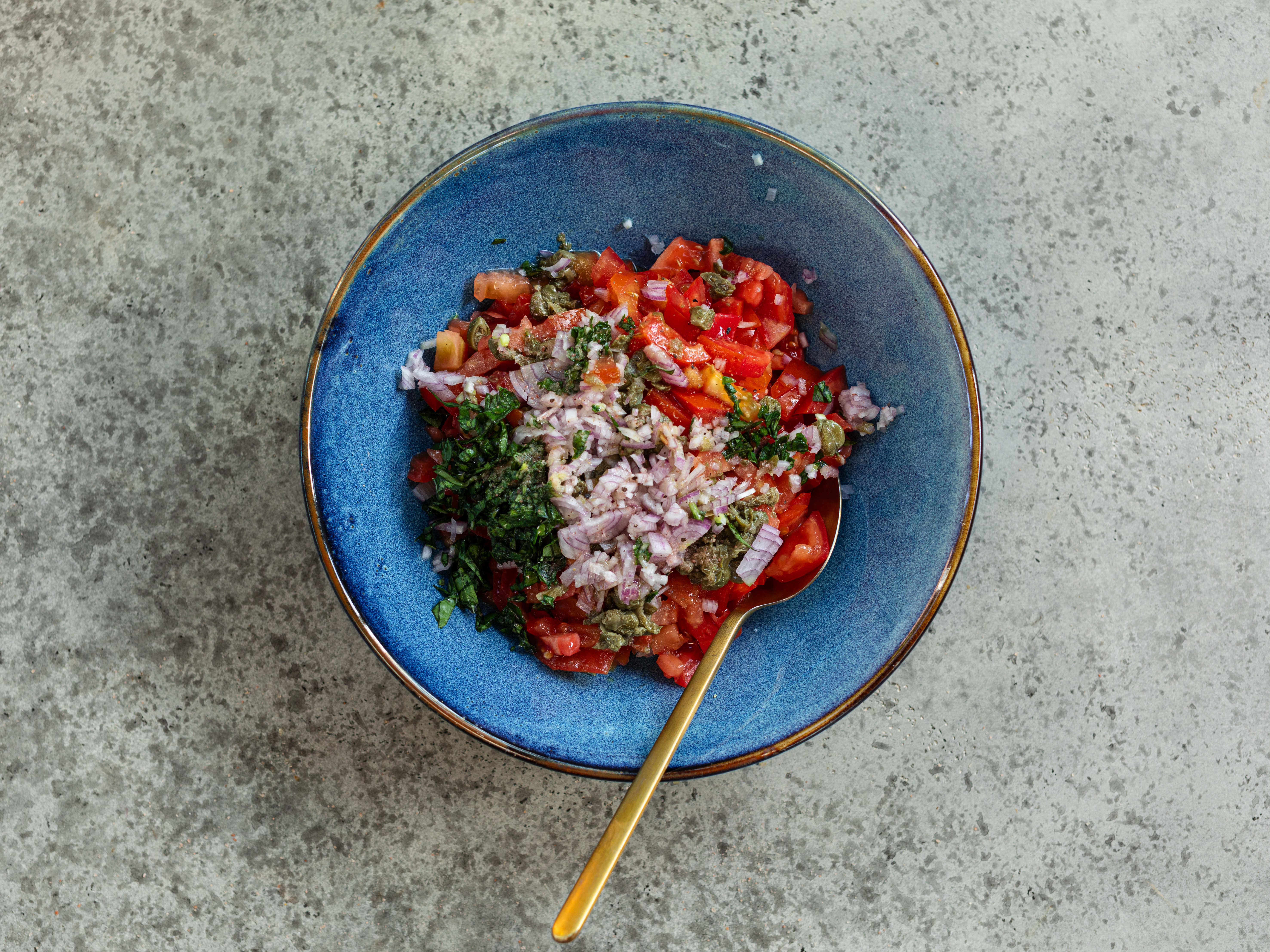 Schritt 3: Alle Zutaten in einer Schüssel vermischen und die Aromen miteinander verbinden lassen