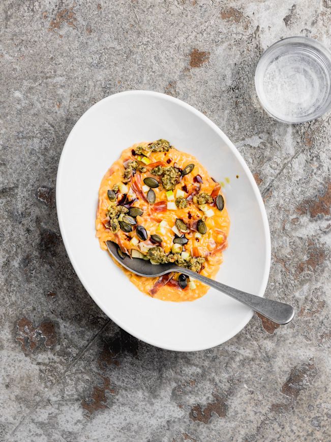 Kürbis-Apfel-Risotto mit Kürbiskernpesto und Bauernspeck Rezept Kürbis-Apfel-Risotto mit Kürbiskernpesto und Bauernspeck Rezept