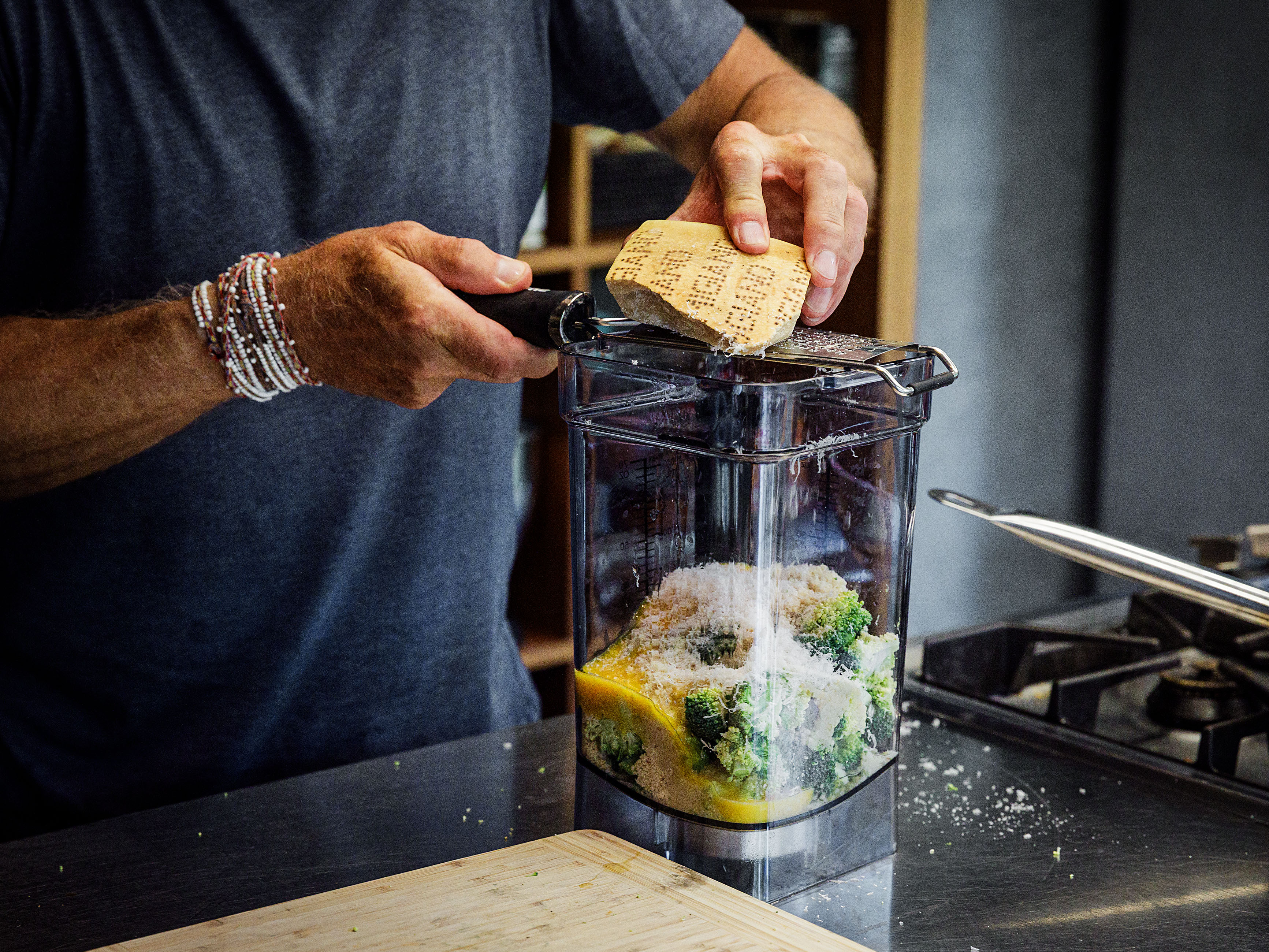 Schritt 1: Teig für Kürbistarte mit Broccoliteig, Ziegenkäse und Salbei zubereiten