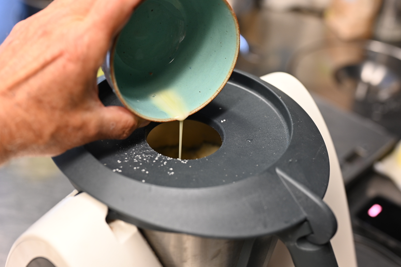 Schritt 1: Eier und Milch verquirlen, in die Küchenmaschine geben und nochmals pulsieren, bis der Teig gerade noch zusammenhält