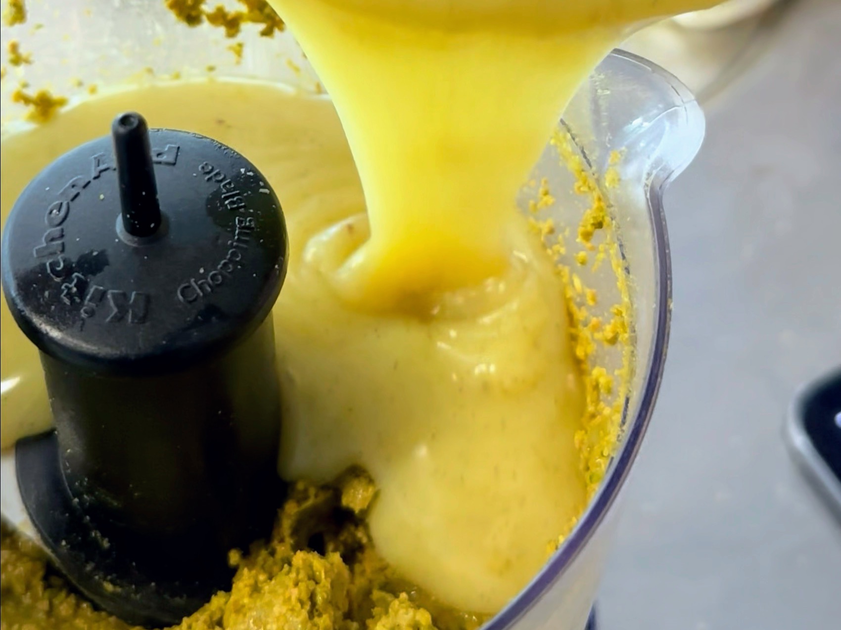 Schritt 3: Die Paste mit der Schokoladen-Butter-Creme und 60 g Puderzucker gut verrühren