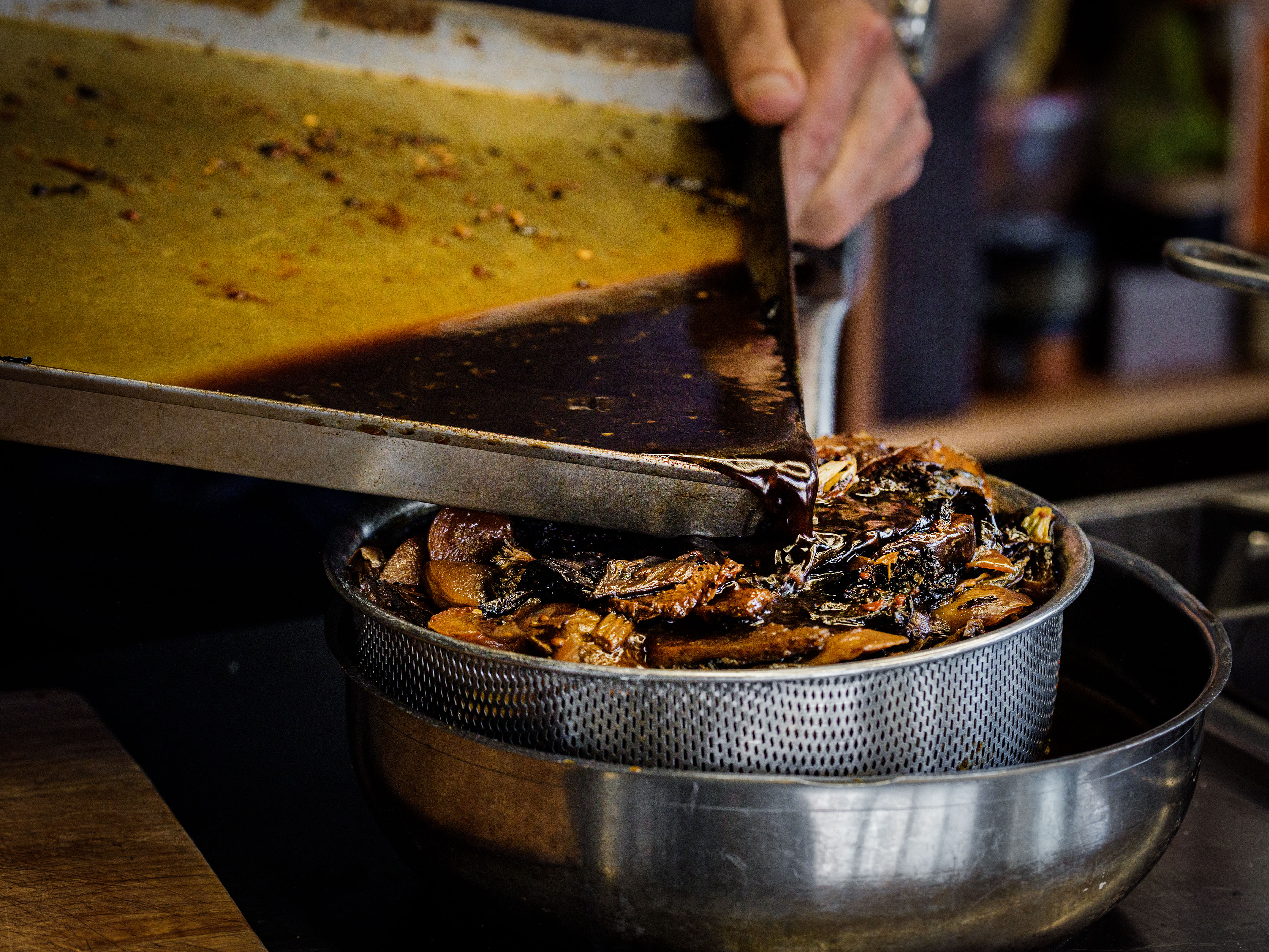 Schritt 3: Absieben und zur Essenz einkochen 