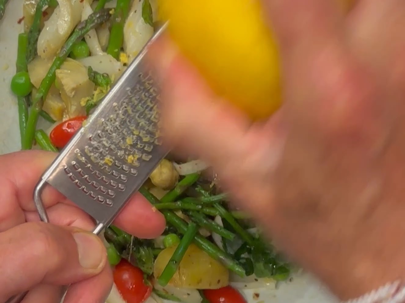 Schritt 3: Etwas Zitronenschale darüber reiben