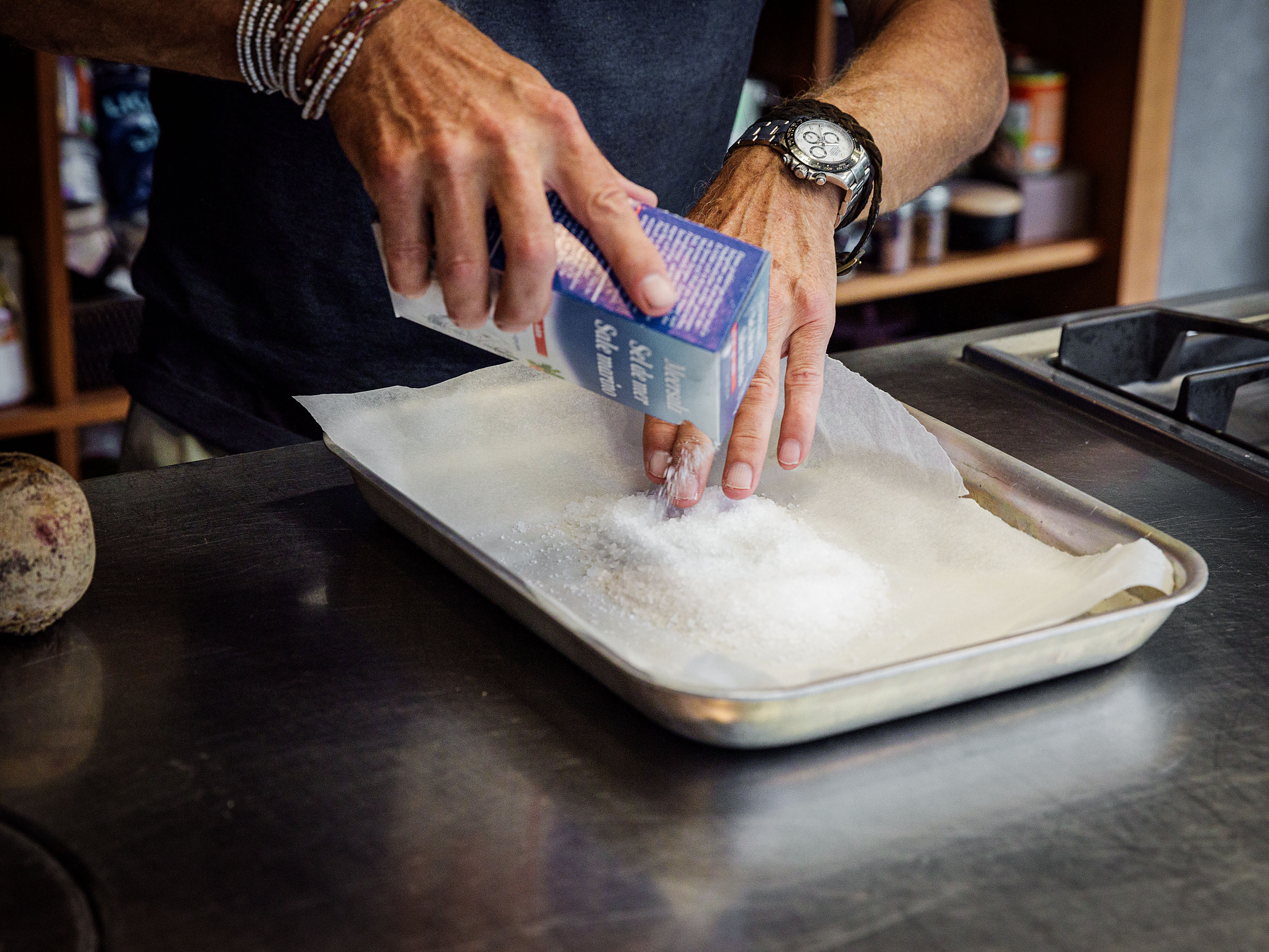 Schritt 1: Ein Backblech mit Backpapier auslegen und Salz in 4 Haufen darauf verteilen