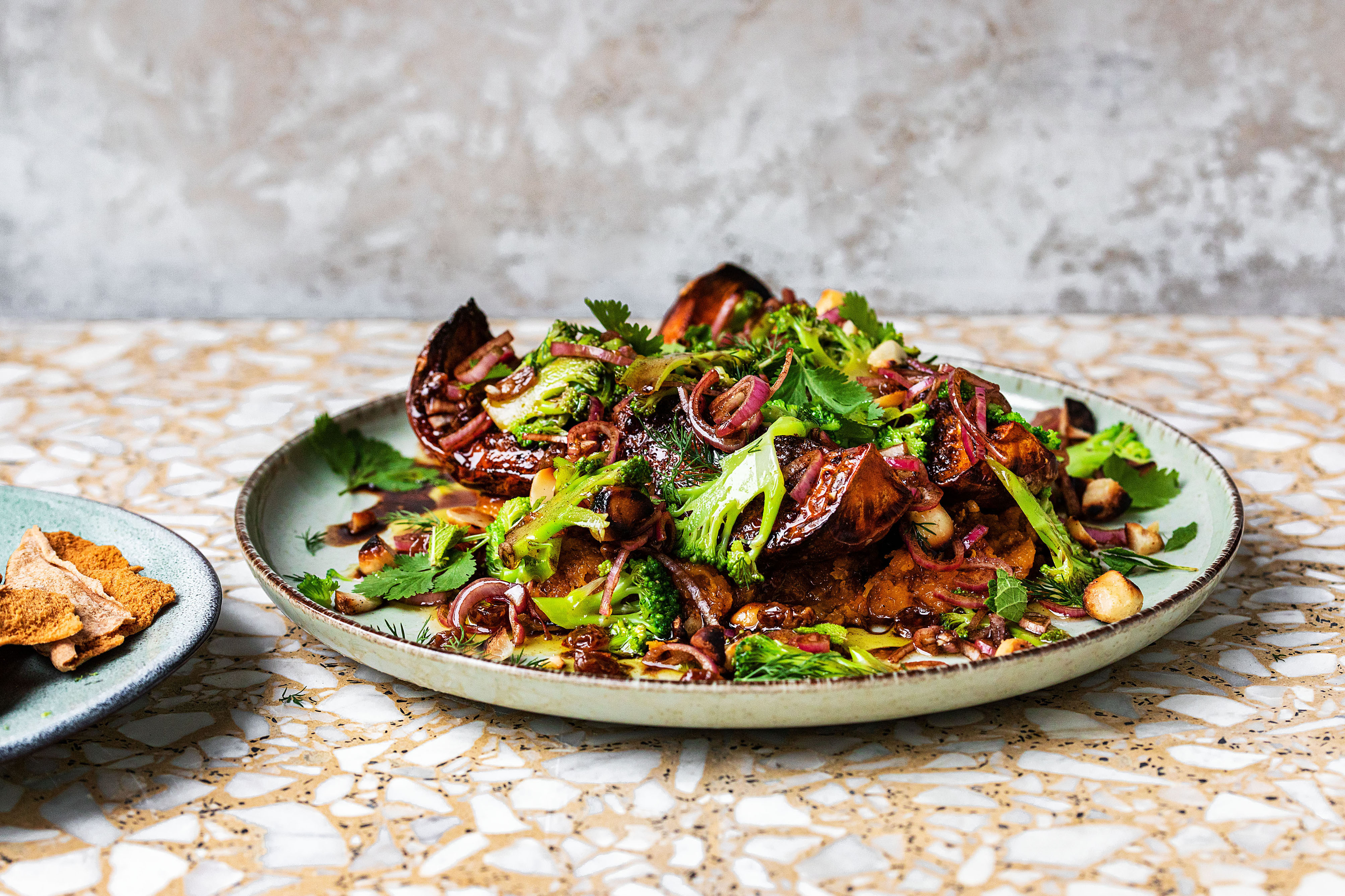 Schritt 3: Die grillerten Fladenbrot-Stücke dazu geben und servieren