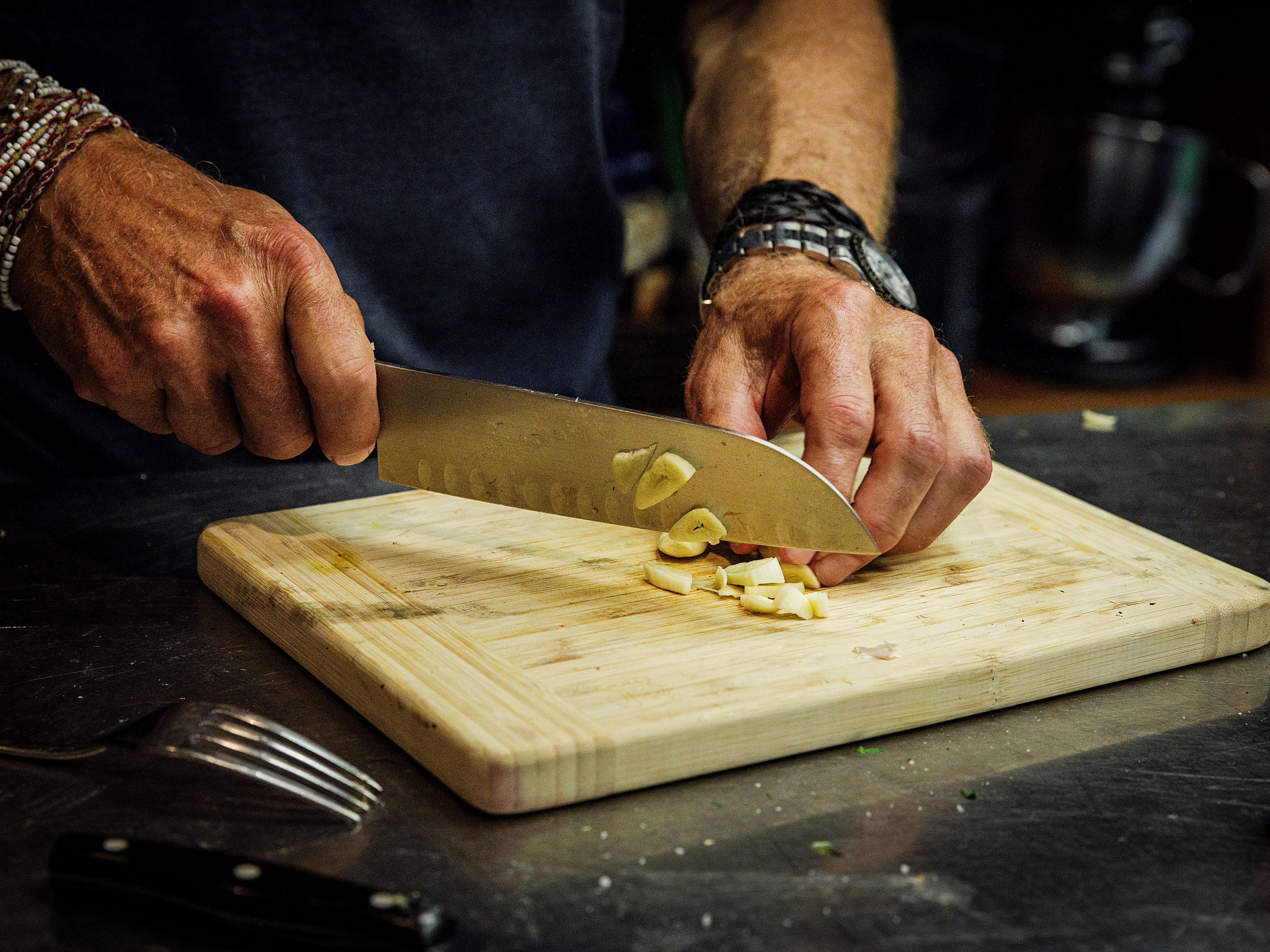 Schritt 2: Knoblauch schneiden