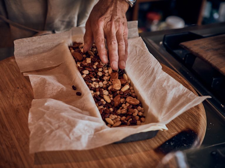 Schritt 1: Teig für Passionsfrucht-Tarte vorbereiten und blind backen Schritt 1: Teig für Passionsfrucht-Tarte vorbereiten und blind backen