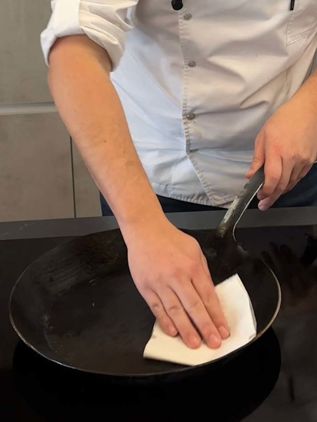 Eingebrannte Eisenpfanne Eingebrannte Eisenpfanne