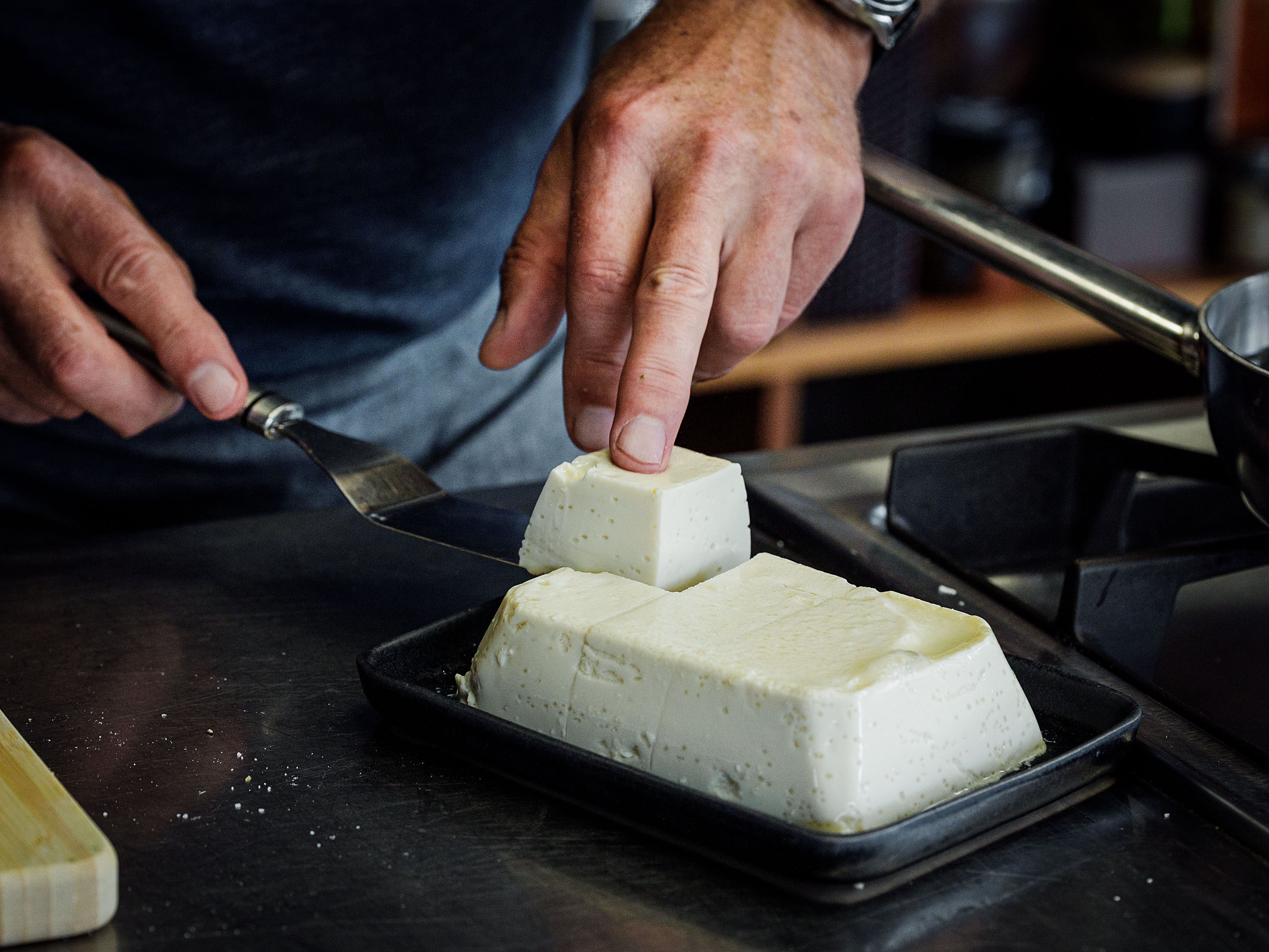 Schritt 2: Den Seidentofu für die Misosuppe vorsichtig reinheben.