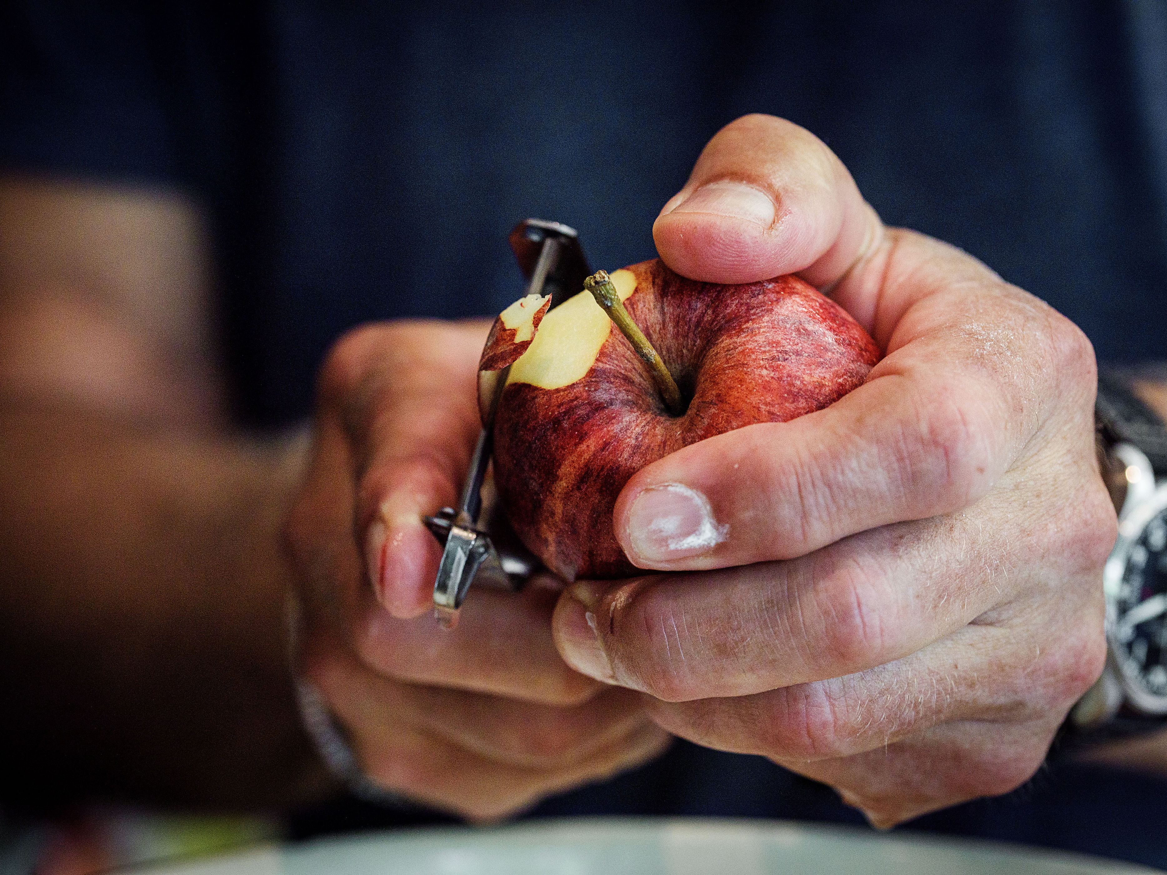 Schritt 1: Äpfel schälen, Stiele daran lassen