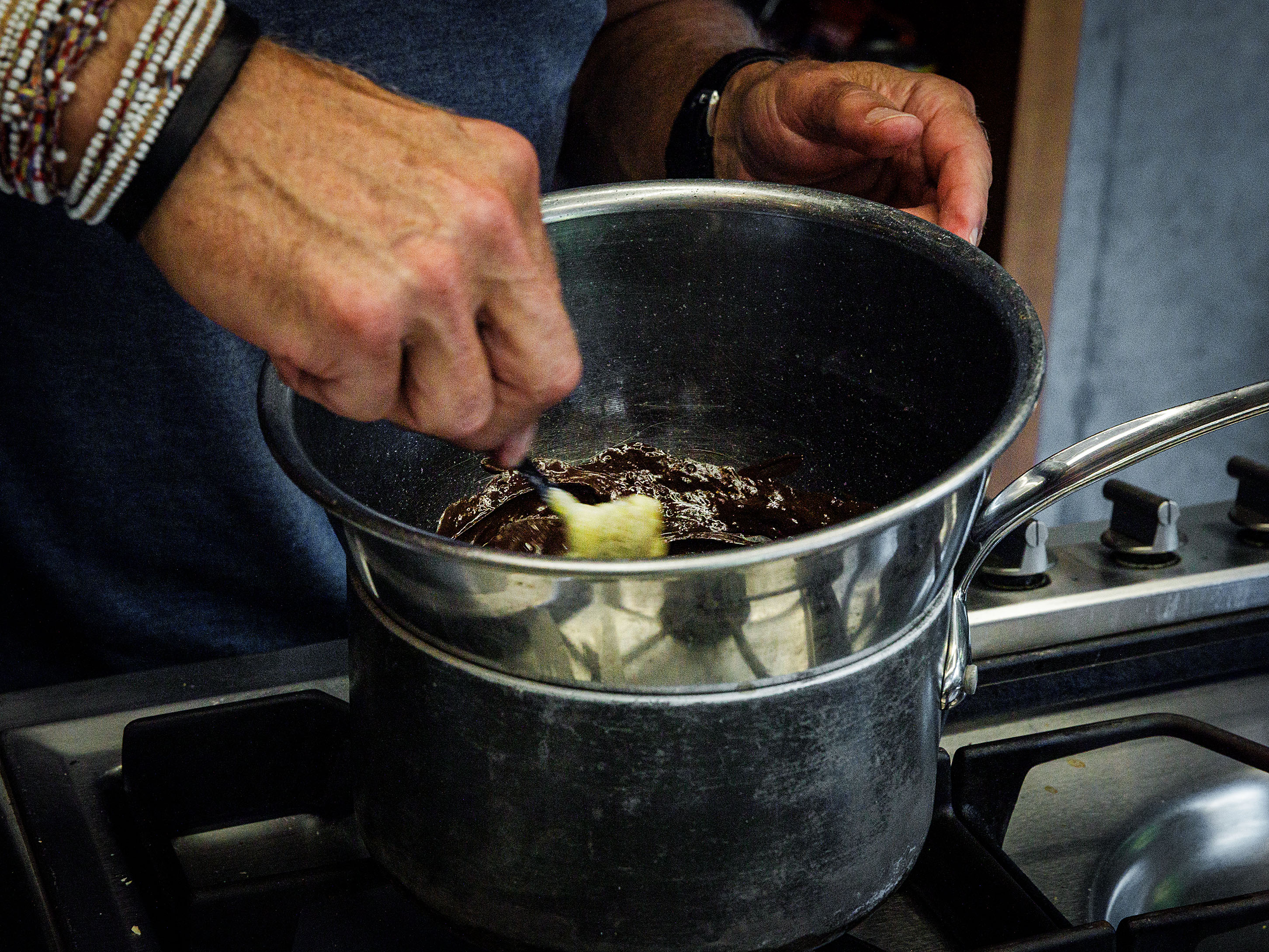 Schritt 1: Die Schokolade zerbröckeln, in eine hitzebeständige Schüssel geben und im Wasserbad schmelzen.