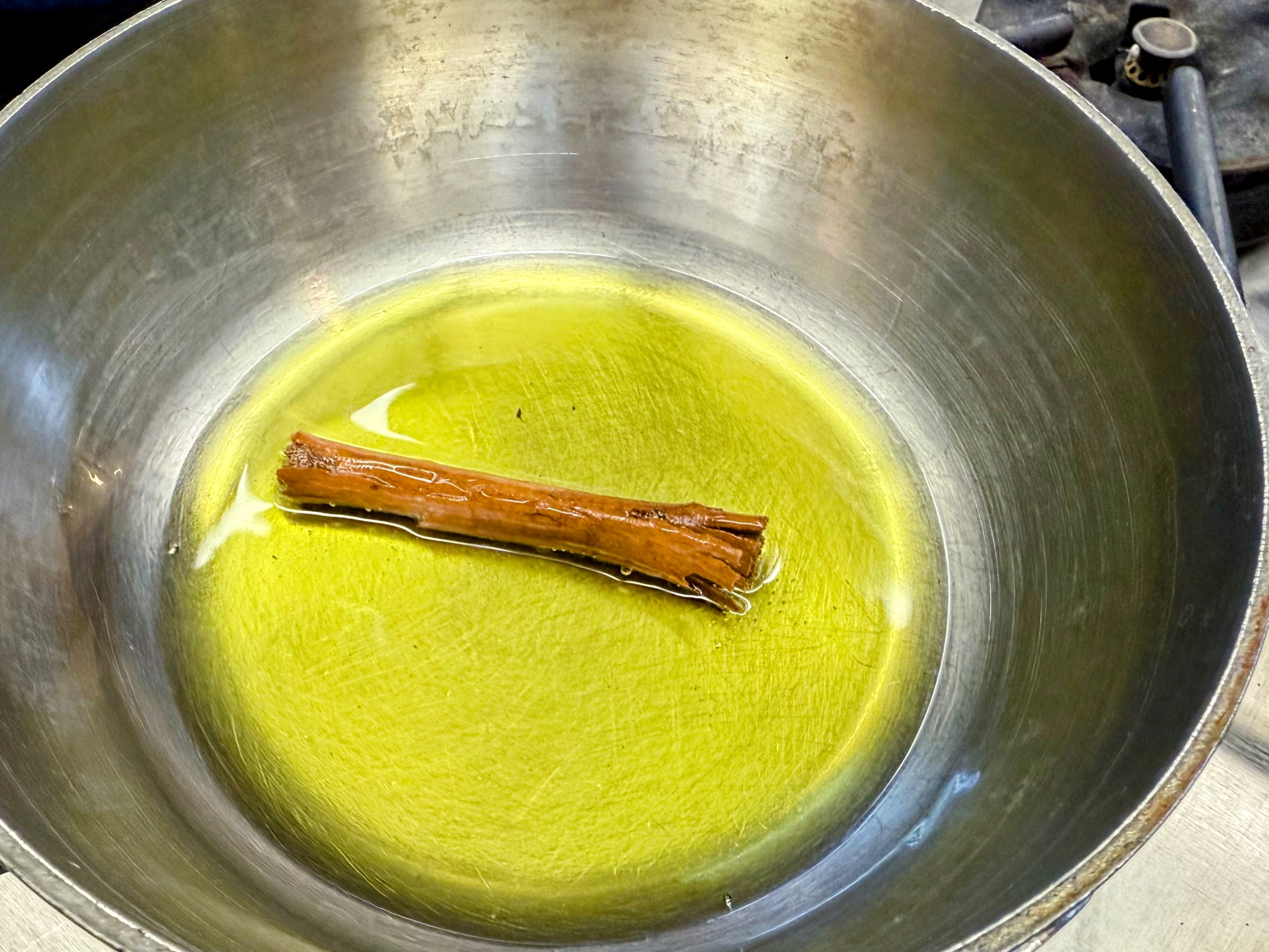 Schritt 1: Zimt-Chili-Öl für Röstpilze mit Polenta und Ingweröl vorbereiten 