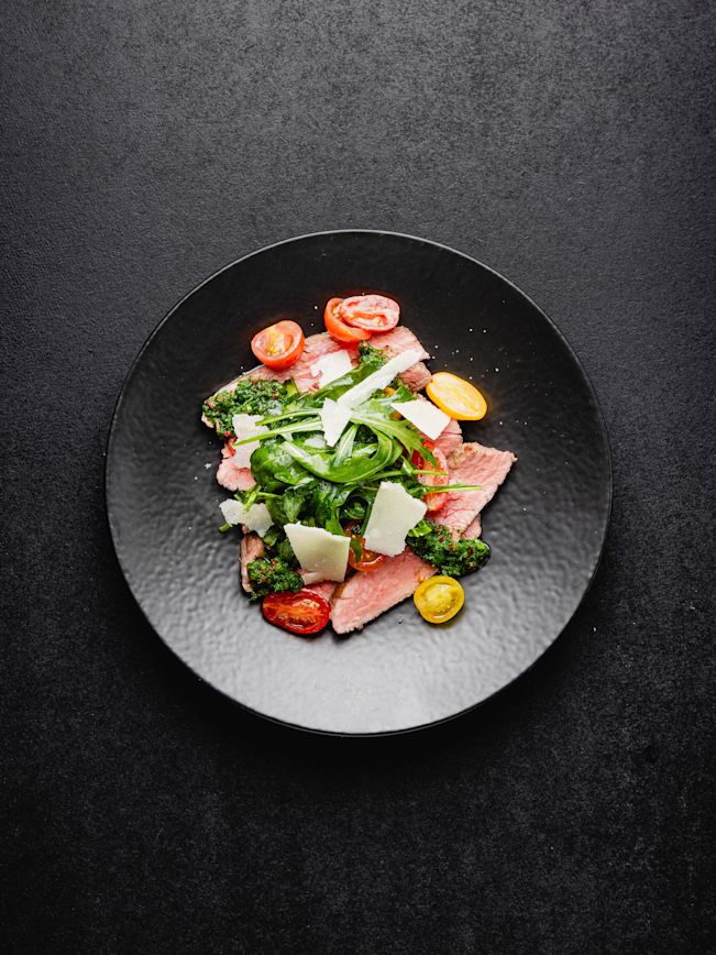 Flanksteak vom Holzkohlegrill mit Kräuterpesto, marinierte Cherry Tomaten und Rucolasalat Rezept Flanksteak vom Holzkohlegrill mit Kräuterpesto, marinierte Cherry Tomaten und Rucolasalat Rezept
