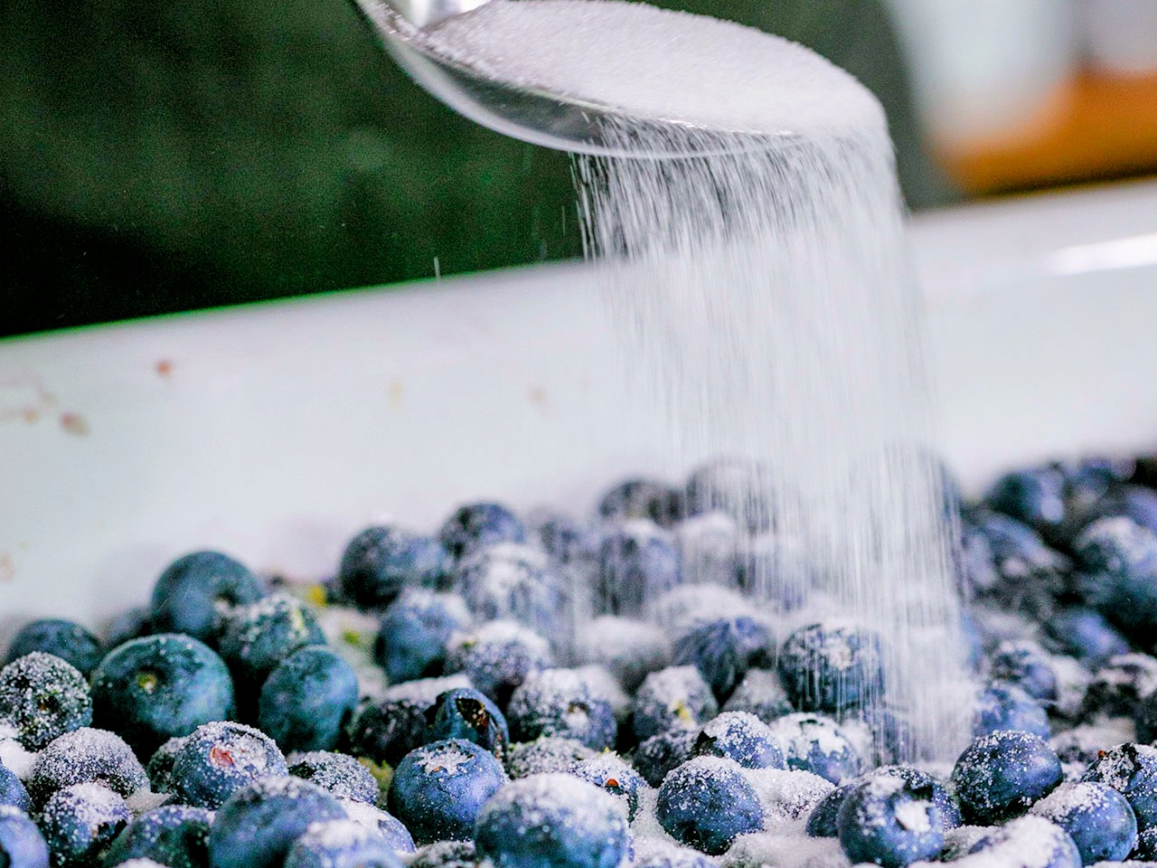 Schritt 3: Beerenfüllung für Blueberry Cobbler vorbereiten  und Teig auftragen