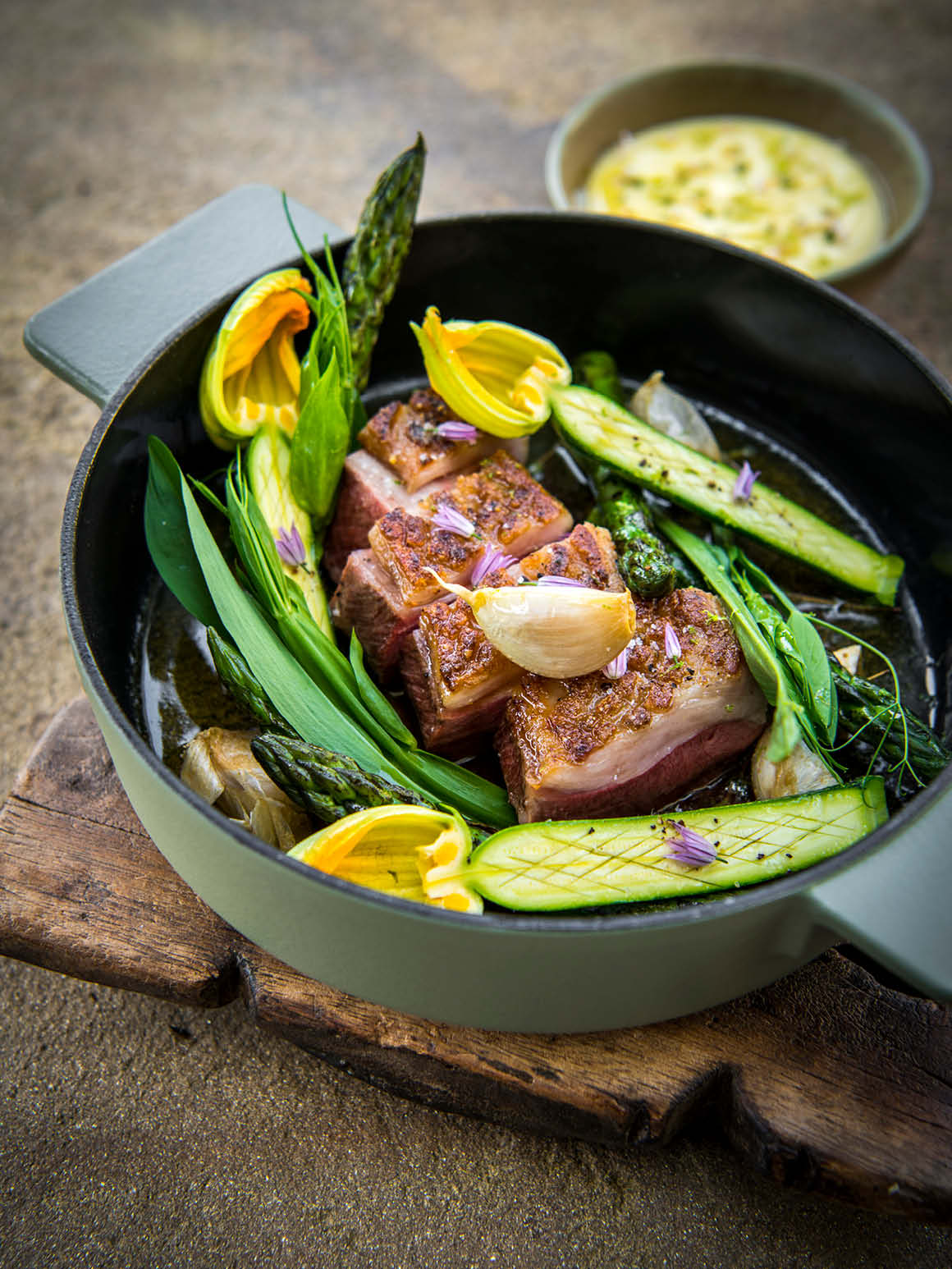 Lamm mit Zucchiniblüte, Kräutern und Limette Rezept