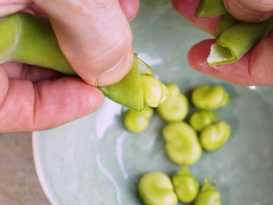 Schritt 1: Erbsenaufstrich für Erbsen-Ricotta Bruschette mit Minze zubereiten 