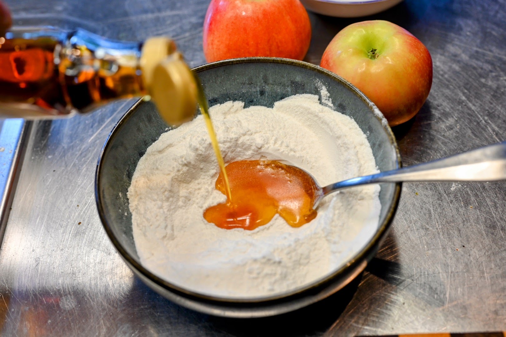 Schritt 1: Teigvorbereitung und Apfelvorbereitung für Apfelküchlein 