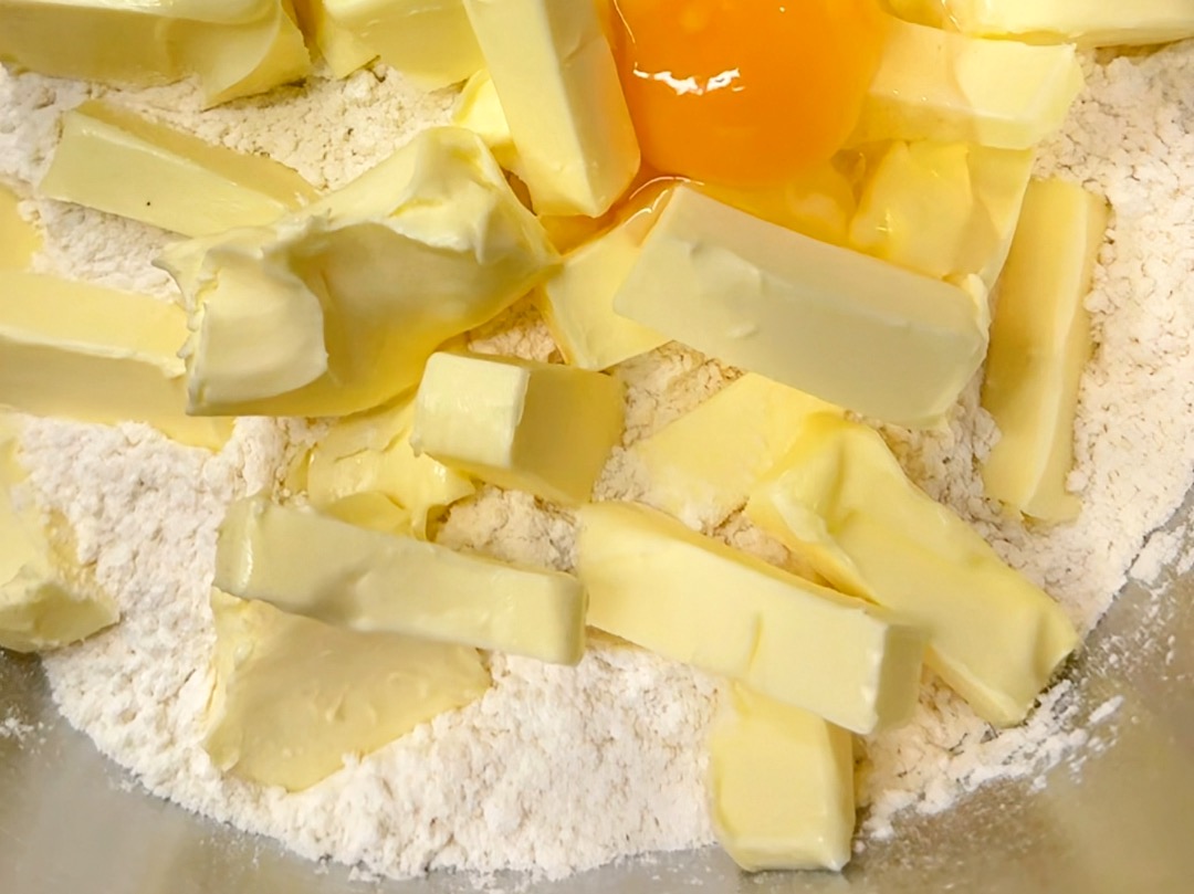 Schritt 1: Teig für Torta della Nonna vorbereiten und kühlen