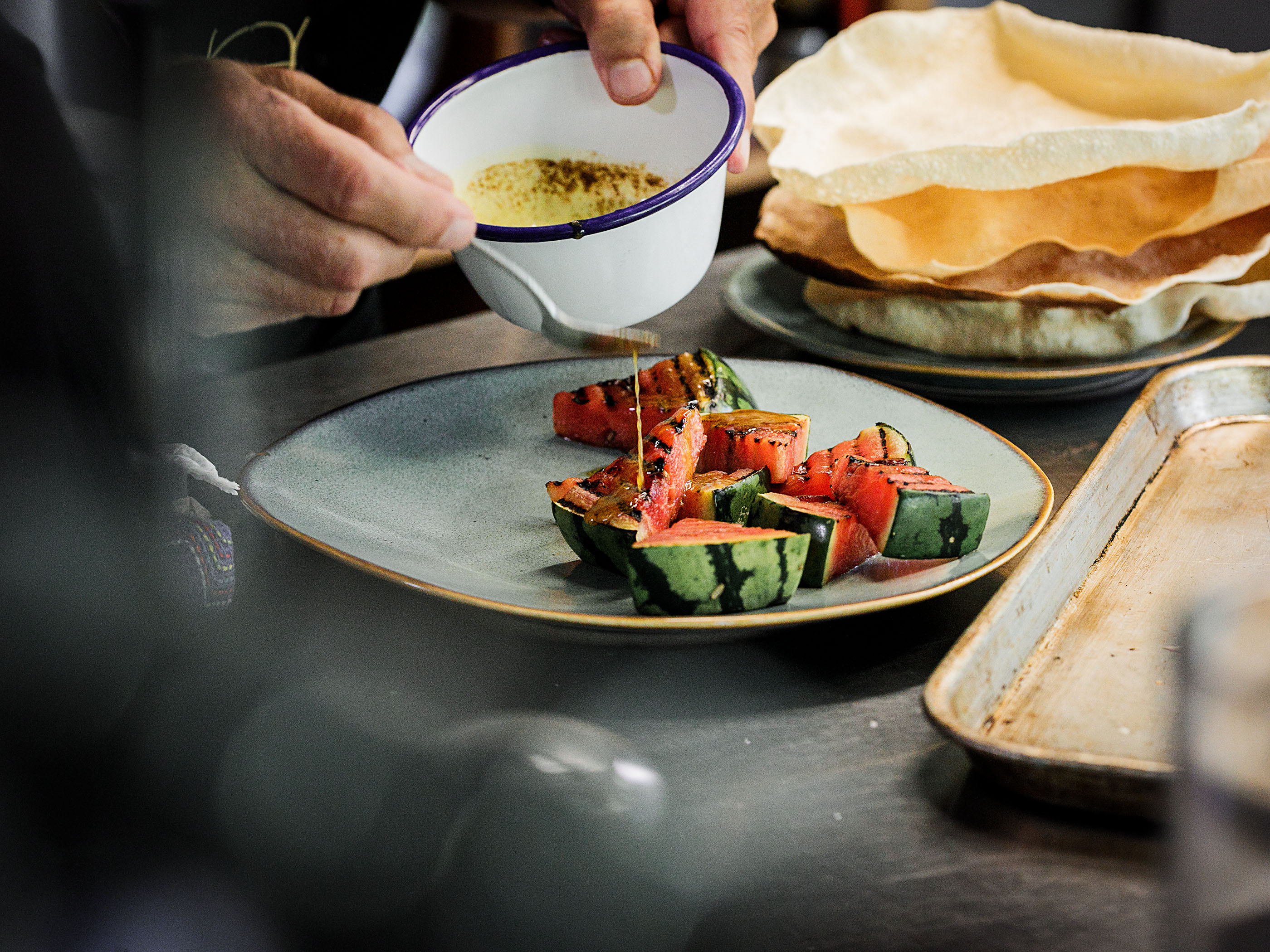 Schritt 5: Wassermelonen Salat mit glasiertem Huhn anrichten.