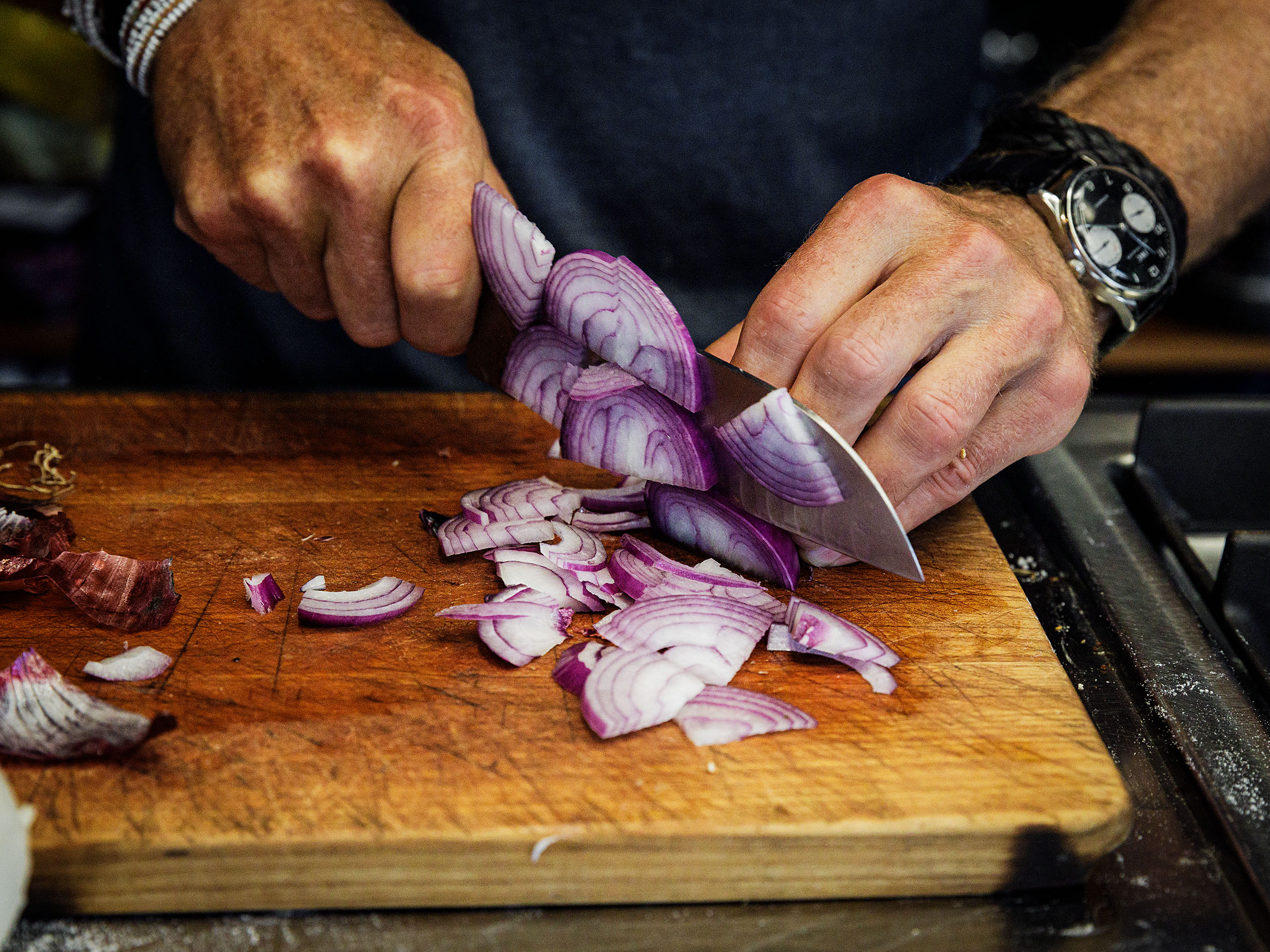 Schritt 1: Zwiebeln für Französische Zwiebelsuppe karamellisieren